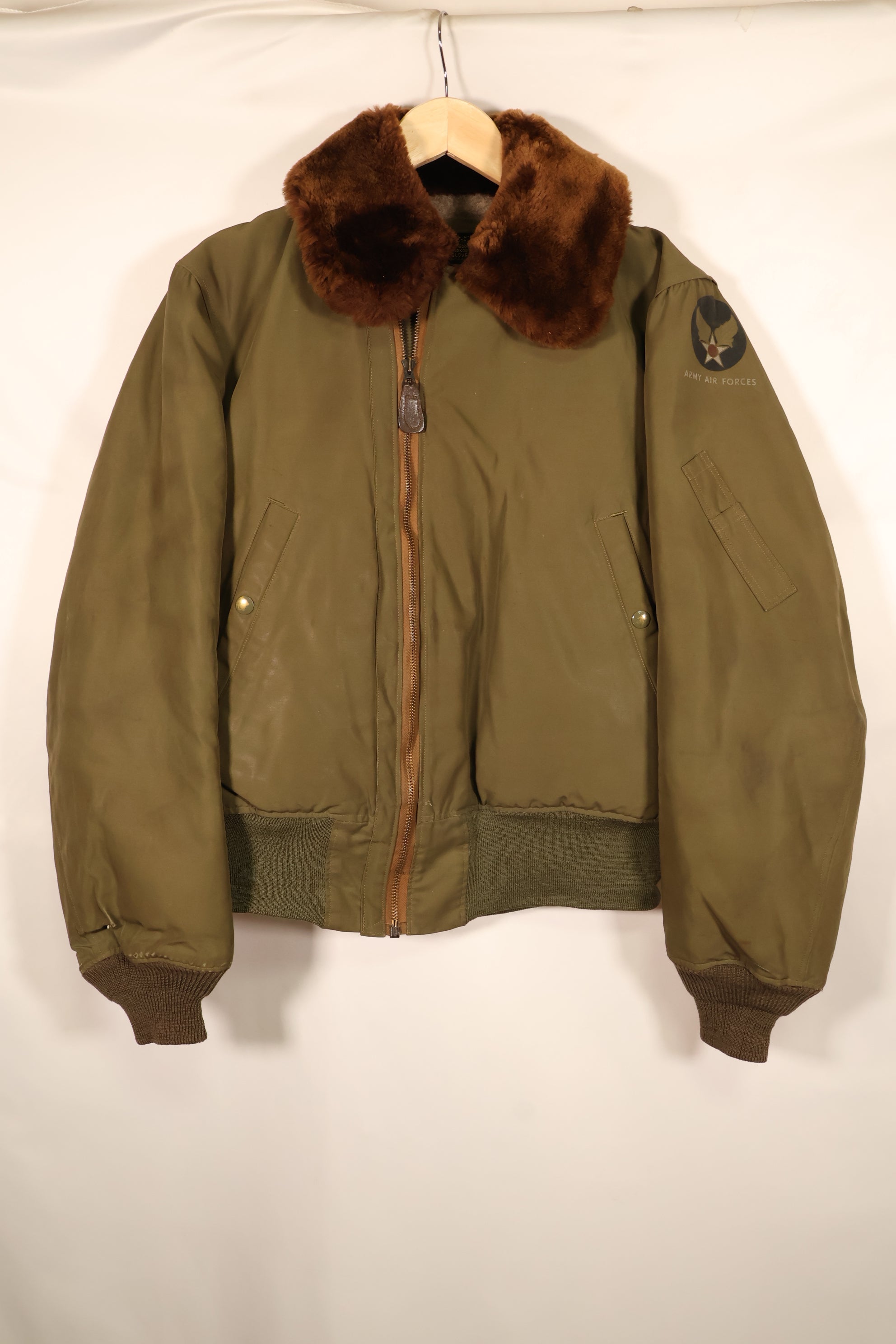 ทศวรรษ 1940, ขนาด 38, แจ็กเก็ตบิน B-15 ของกองทัพอากาศสหรัฐฯ (USAAF) พร้อมรายละเอียดส่วนหางเครื่องบิน, ในสภาพดี