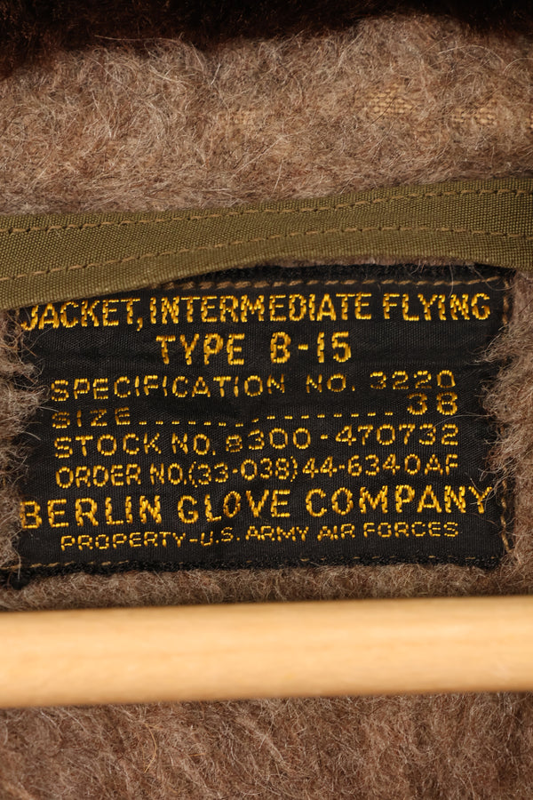ทศวรรษ 1940, ขนาด 38, แจ็กเก็ตบิน B-15 ของกองทัพอากาศสหรัฐฯ (USAAF) พร้อมรายละเอียดส่วนหางเครื่องบิน, ในสภาพดี