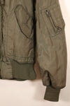 ประมาณปลายทศวรรษ 1980; ขนาด S–M; กองทัพเรือสหรัฐฯ; CWU-45P; แจ็กเก็ตบินระดับกลาง; มือสอง