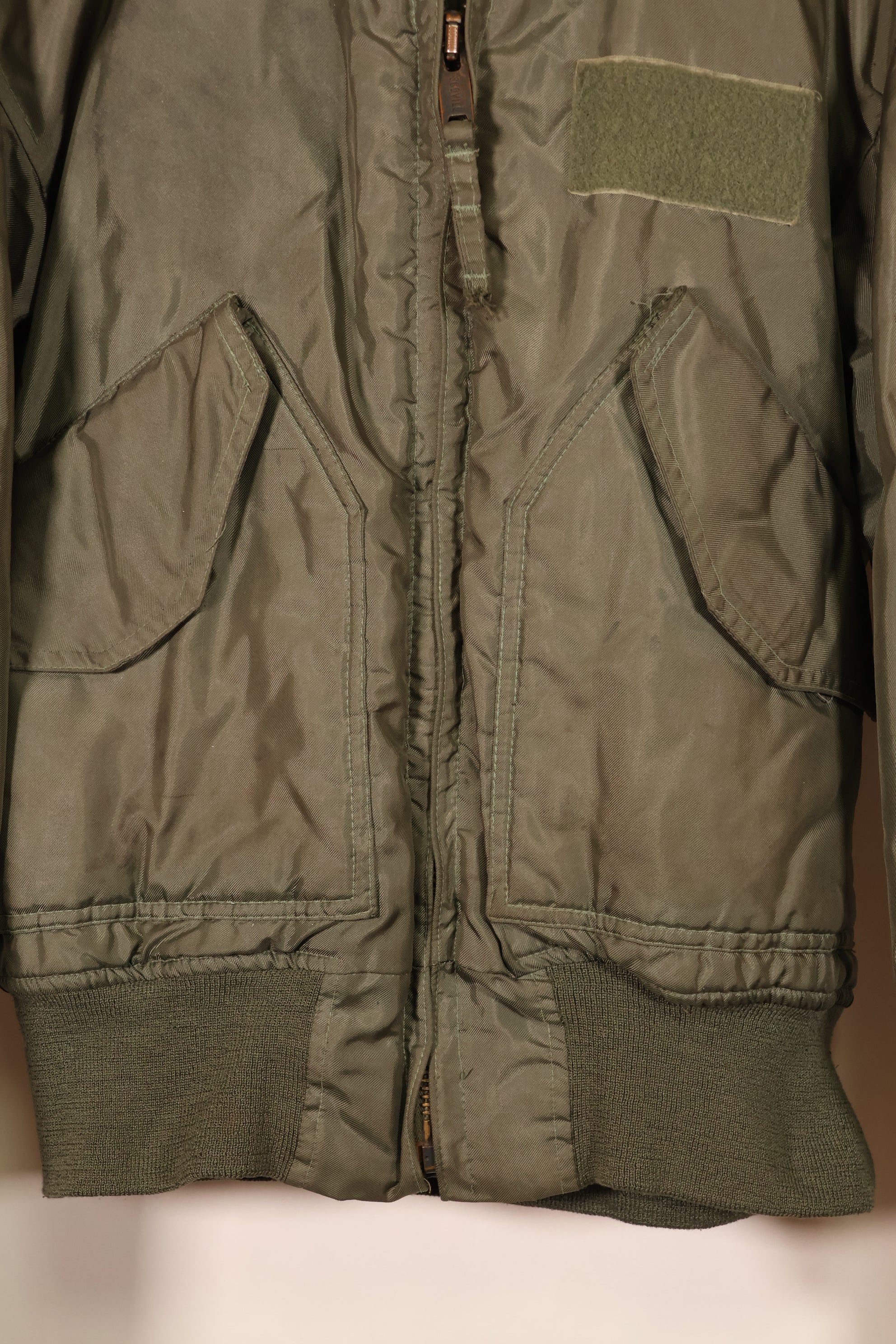 ประมาณปลายทศวรรษ 1980; ขนาด S–M; กองทัพเรือสหรัฐฯ; CWU-45P; แจ็กเก็ตบินระดับกลาง; มือสอง