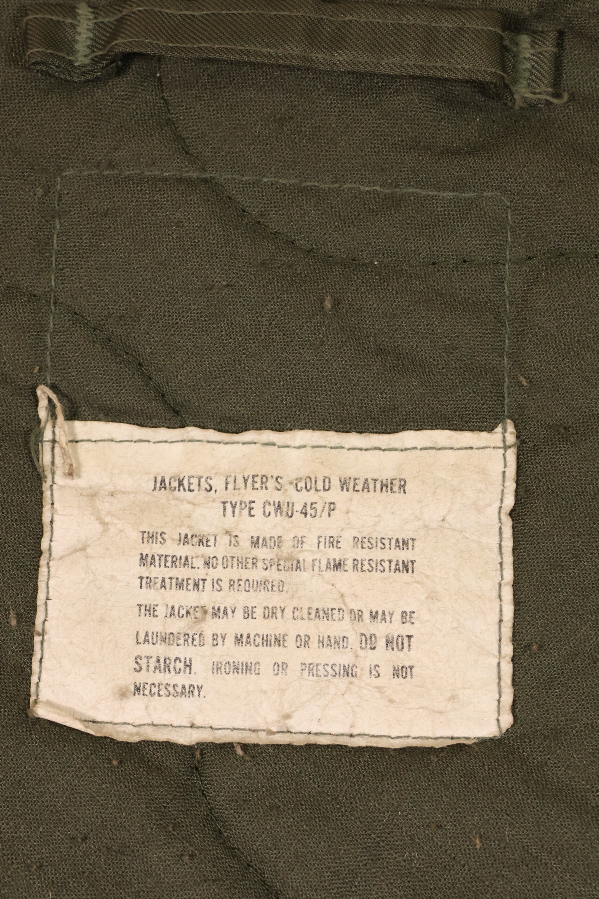 ประมาณปลายทศวรรษ 1980; ขนาด S–M; กองทัพเรือสหรัฐฯ; CWU-45P; แจ็กเก็ตบินระดับกลาง; มือสอง