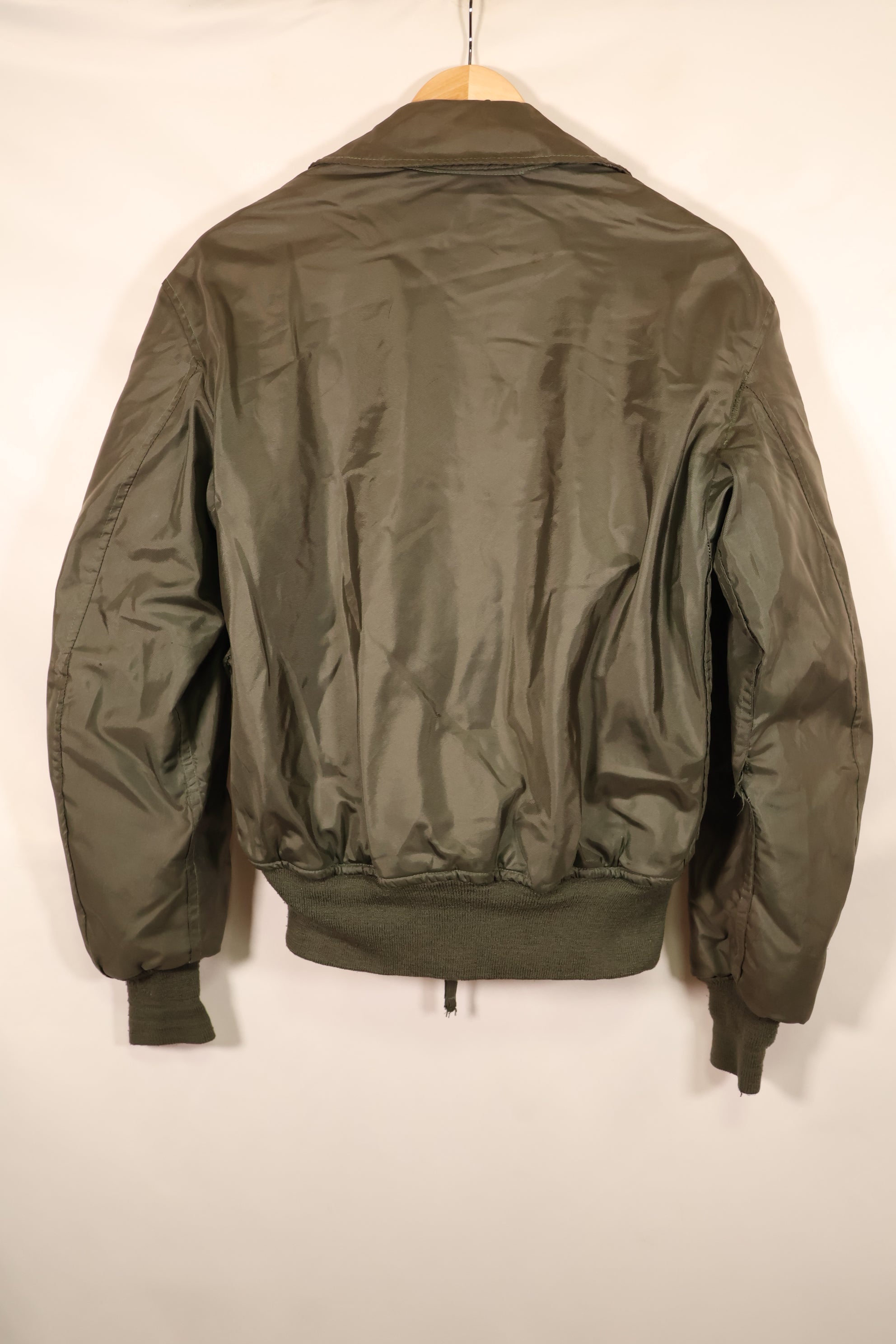 ประมาณปลายทศวรรษ 1980; ขนาด S–M; กองทัพเรือสหรัฐฯ; CWU-45P; แจ็กเก็ตบินระดับกลาง; มือสอง