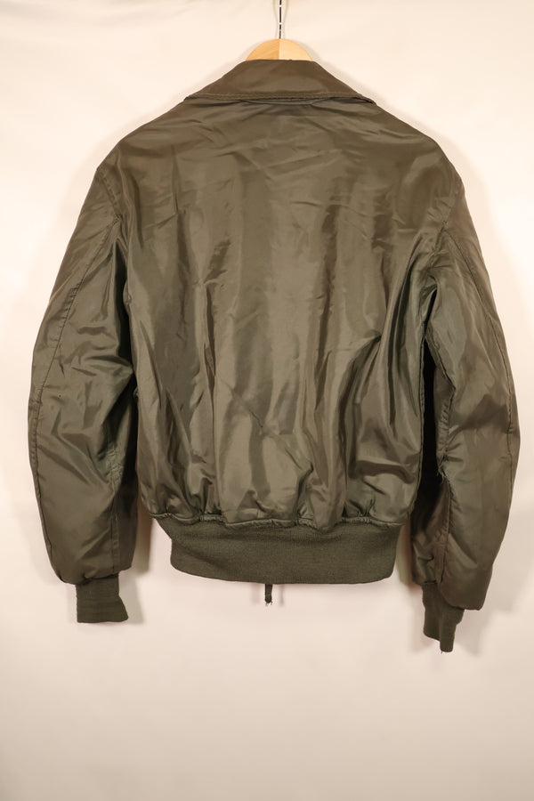 ประมาณปลายทศวรรษ 1980; ขนาด S–M; กองทัพเรือสหรัฐฯ; CWU-45P; แจ็กเก็ตบินระดับกลาง; มือสอง
