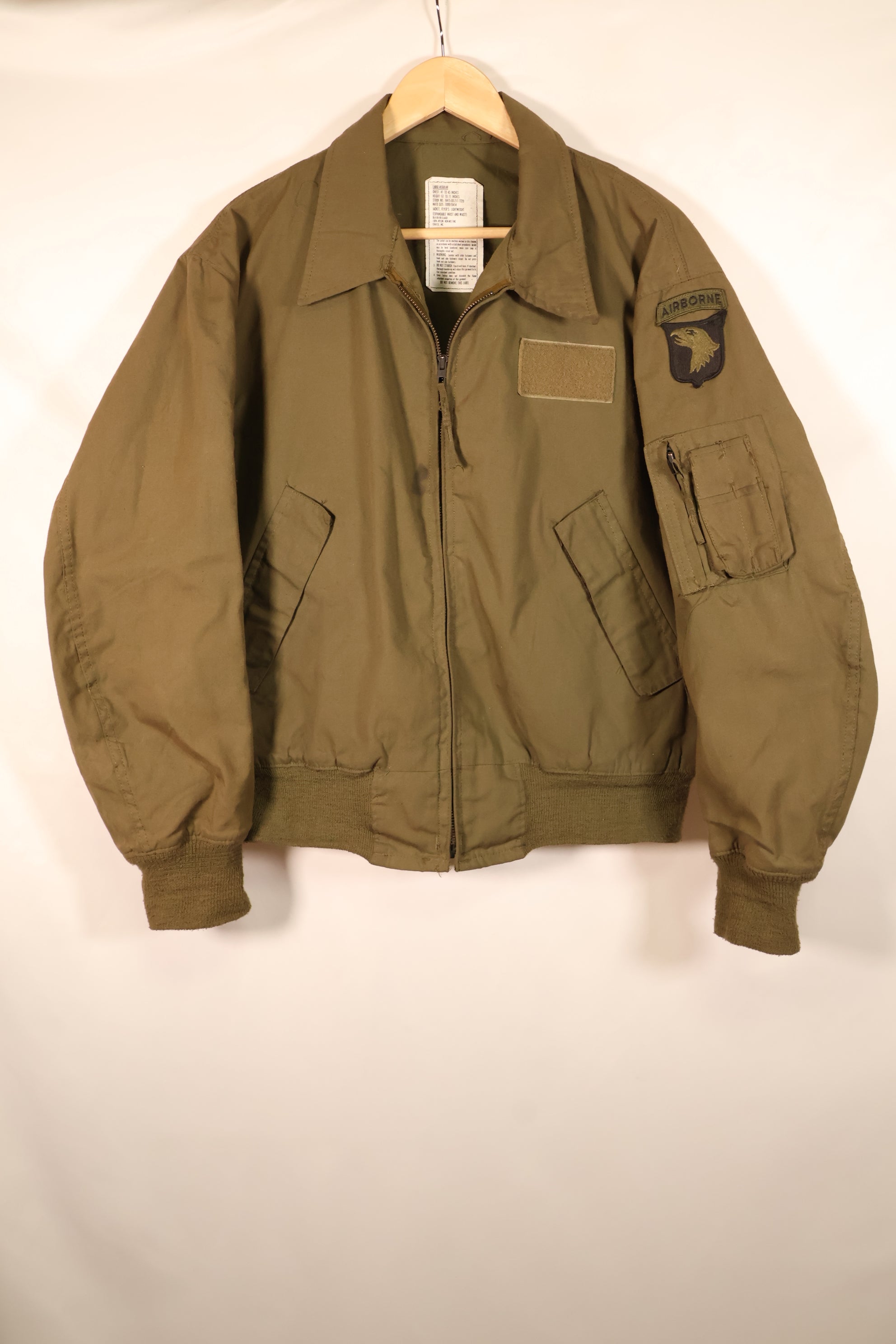 สัญญาปี 1990 – จากซ้ายไปขวา – กองทัพสหรัฐฯ – แจ็กเก็ตน้ำหนักเบาสำหรับนักบิน – แจ็กเก็ตบิน – มือสอง