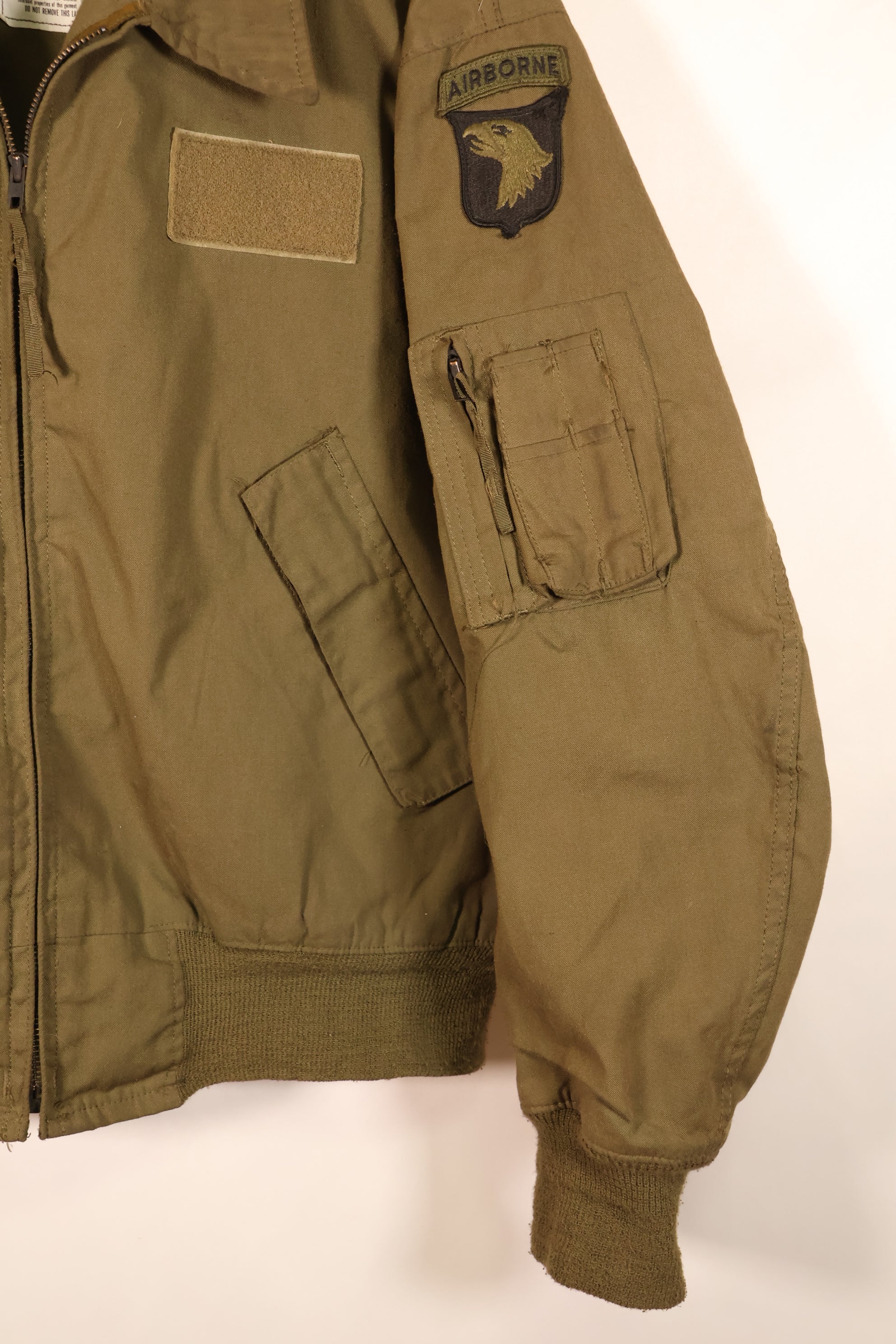 สัญญาปี 1990 – จากซ้ายไปขวา – กองทัพสหรัฐฯ – แจ็กเก็ตน้ำหนักเบาสำหรับนักบิน – แจ็กเก็ตบิน – มือสอง