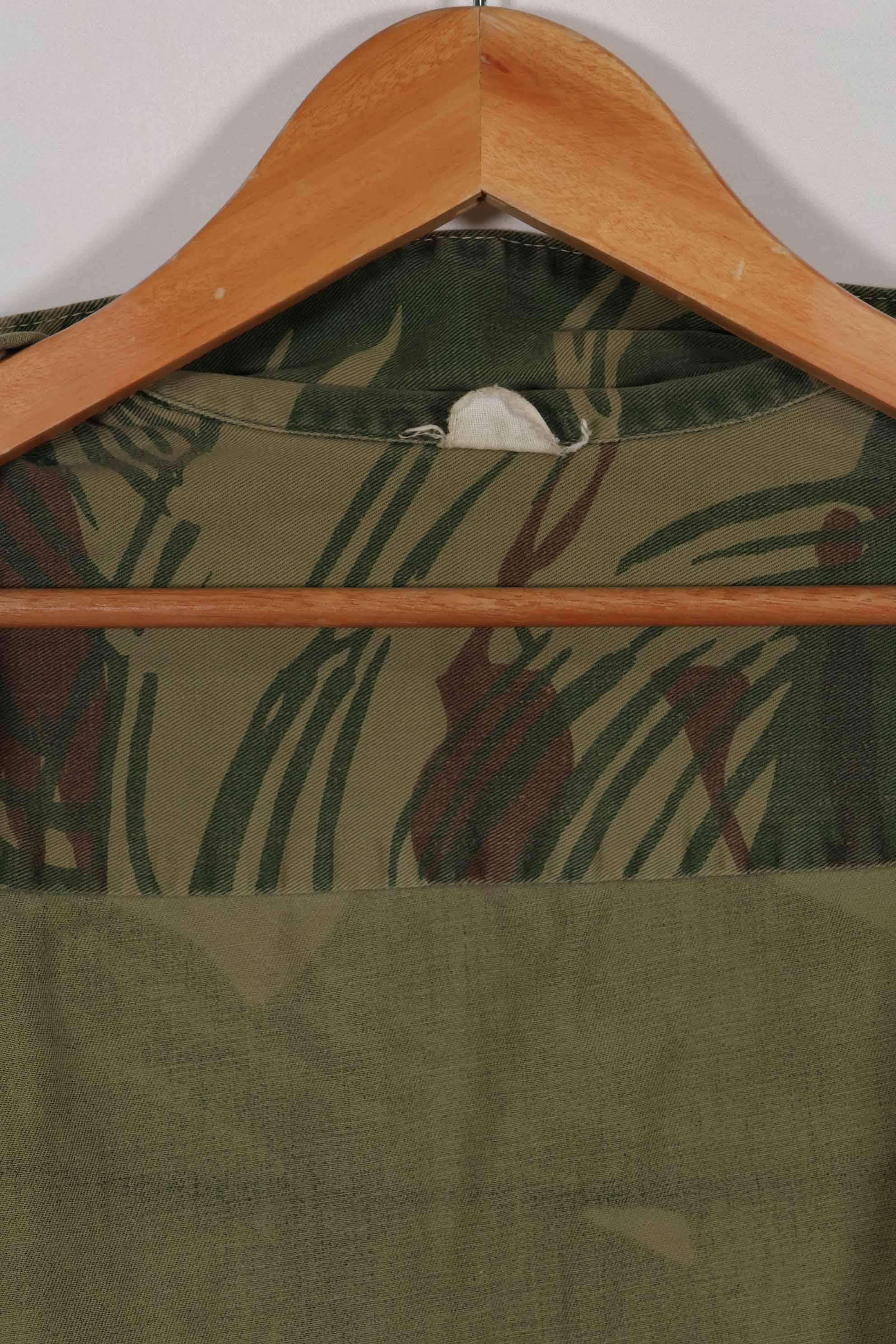 เสื้อเชิ้ตลายพรางโรเดเซียนแท้ของกองทัพโรเดเซียน กระดุมหาย มือสอง