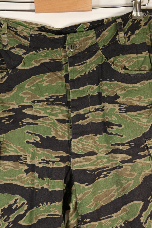 ช่วงปลายทศวรรษ 1960 ถึง 1970 ผลิตโดย Taylor รุ่น Late War ลายเสือ ขนาดใหญ่ กางเกง มือสอง