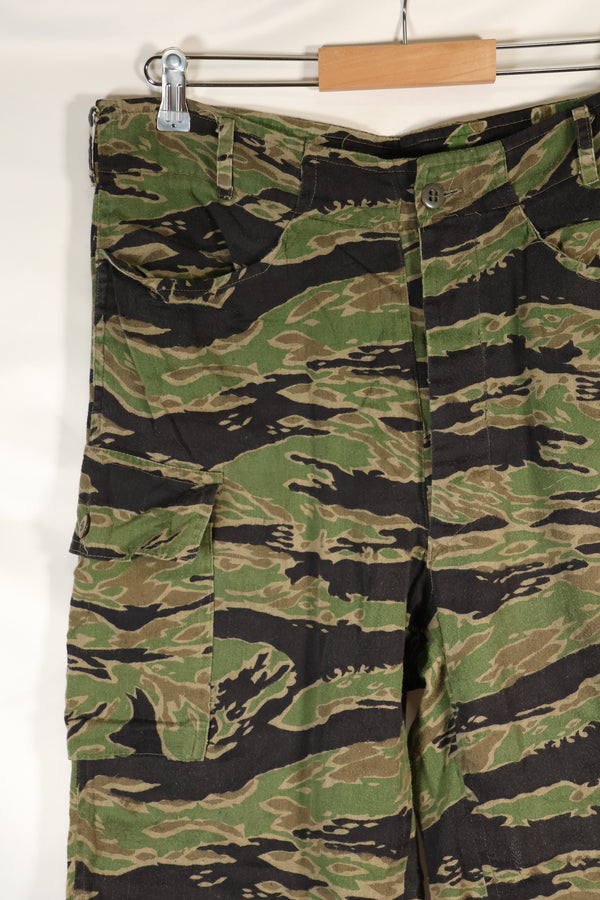 ช่วงปลายทศวรรษ 1960 ถึง 1970 ผลิตโดย Taylor รุ่น Late War ลายเสือ ขนาดใหญ่ กางเกง มือสอง