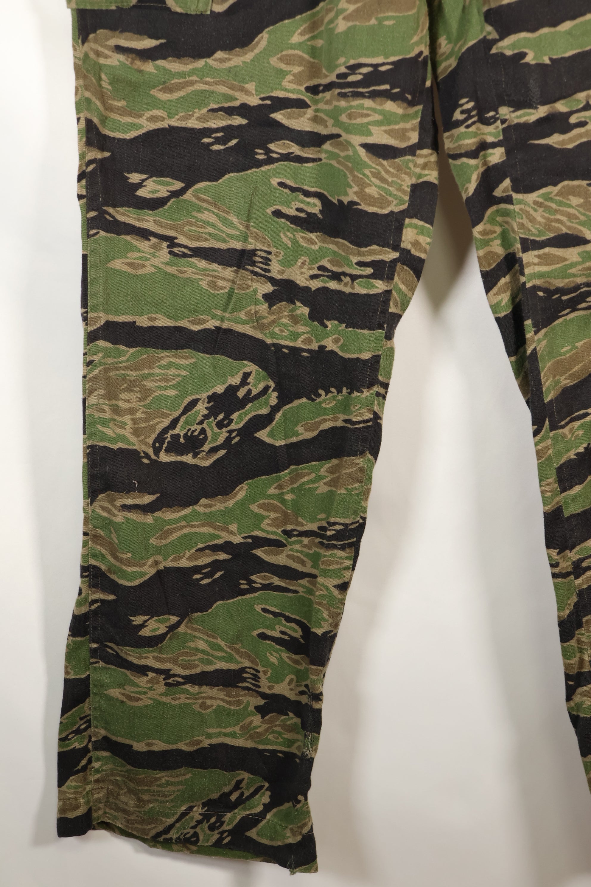 ช่วงปลายทศวรรษ 1960 ถึง 1970 ผลิตโดย Taylor รุ่น Late War ลายเสือ ขนาดใหญ่ กางเกง มือสอง