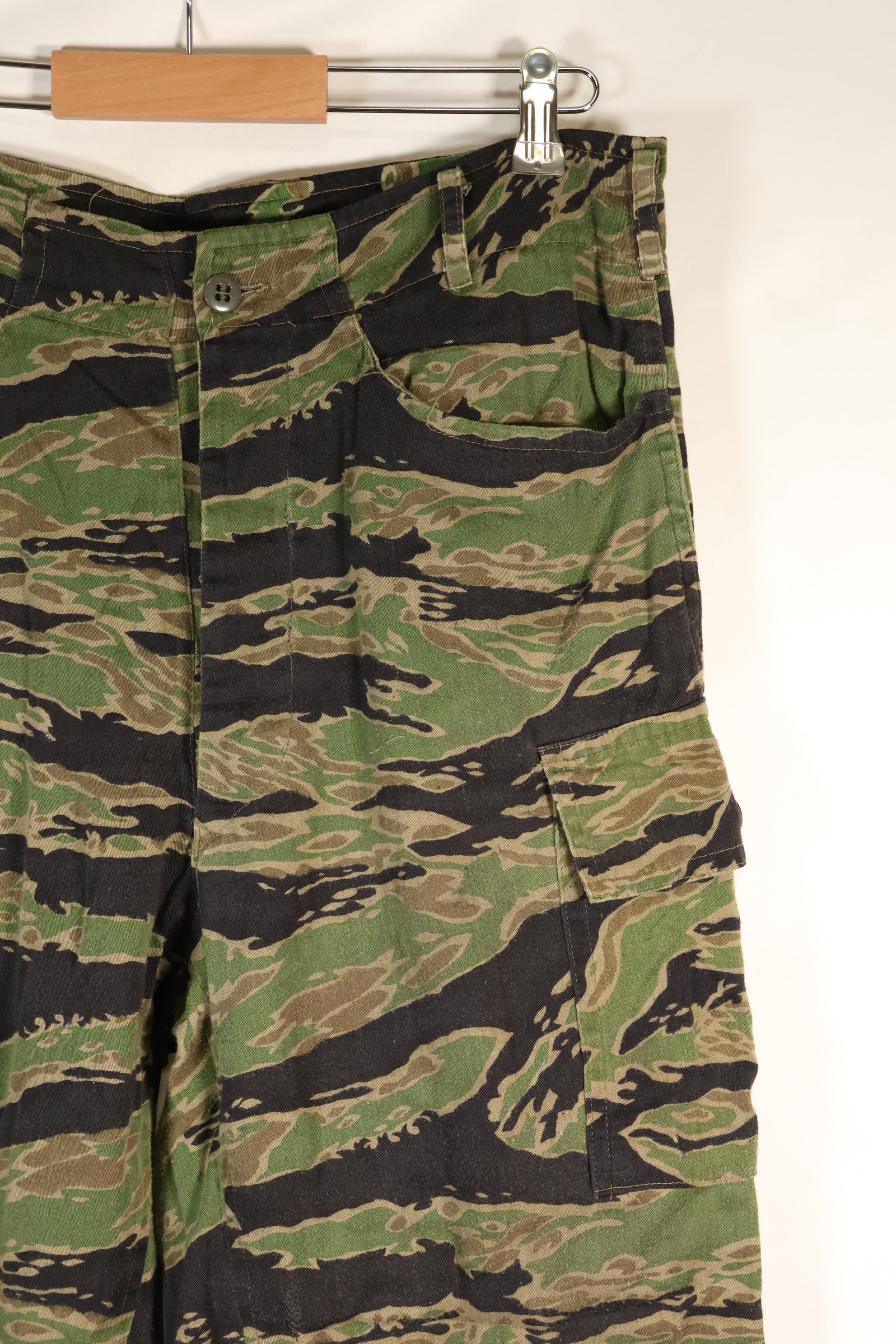 ช่วงปลายทศวรรษ 1960 ถึง 1970 ผลิตโดย Taylor รุ่น Late War ลายเสือ ขนาดใหญ่ กางเกง มือสอง