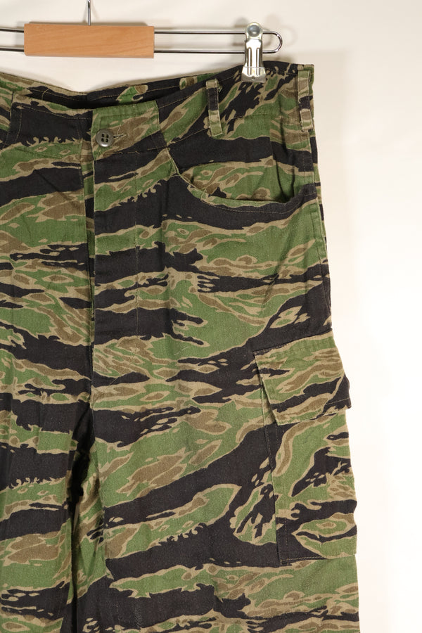 ช่วงปลายทศวรรษ 1960 ถึง 1970 ผลิตโดย Taylor รุ่น Late War ลายเสือ ขนาดใหญ่ กางเกง มือสอง
