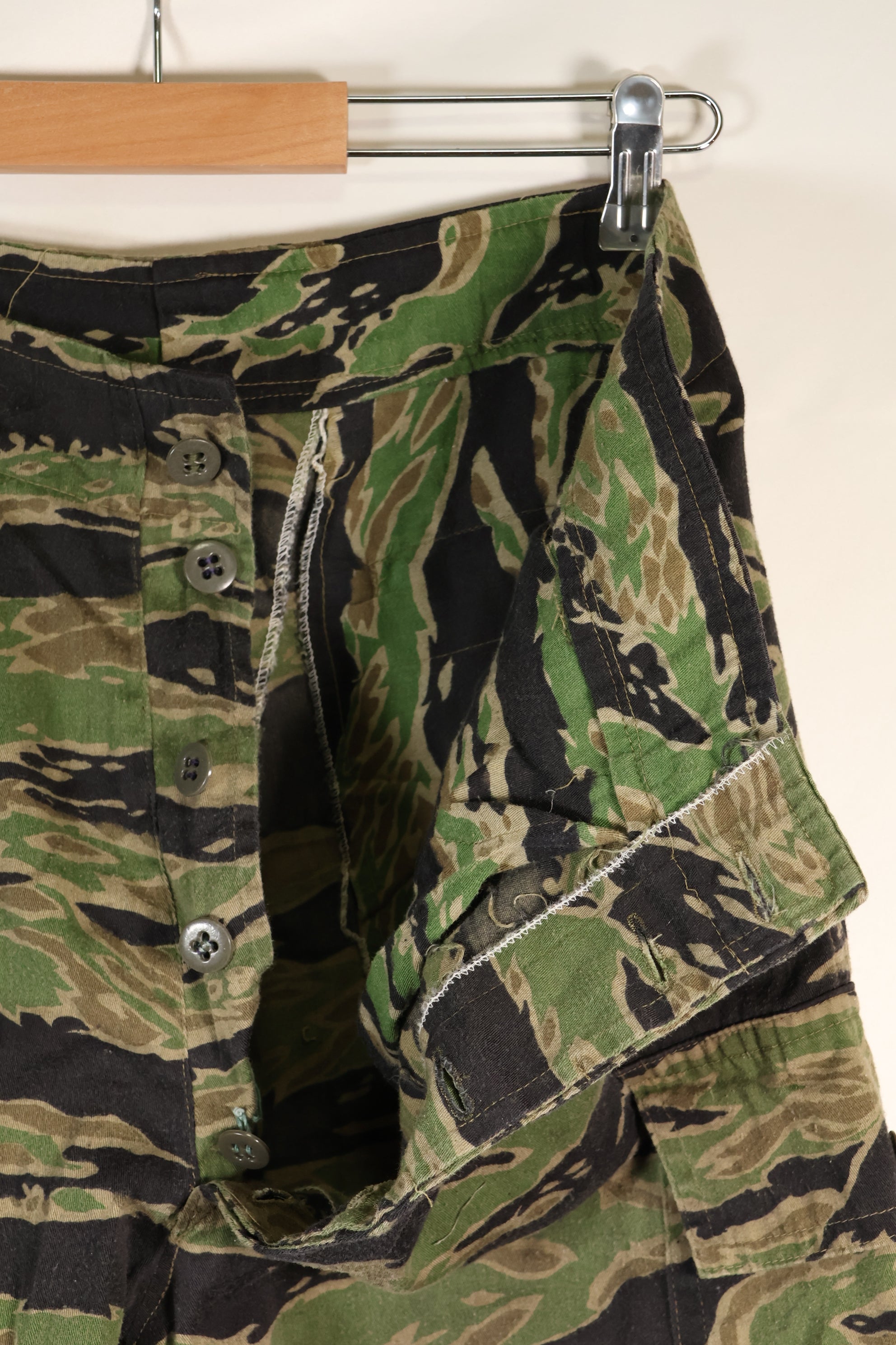 ช่วงปลายทศวรรษ 1960 ถึง 1970 ผลิตโดย Taylor รุ่น Late War ลายเสือ ขนาดใหญ่ กางเกง มือสอง