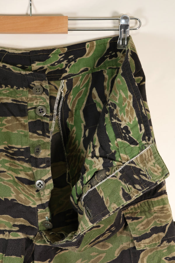 ช่วงปลายทศวรรษ 1960 ถึง 1970 ผลิตโดย Taylor รุ่น Late War ลายเสือ ขนาดใหญ่ กางเกง มือสอง