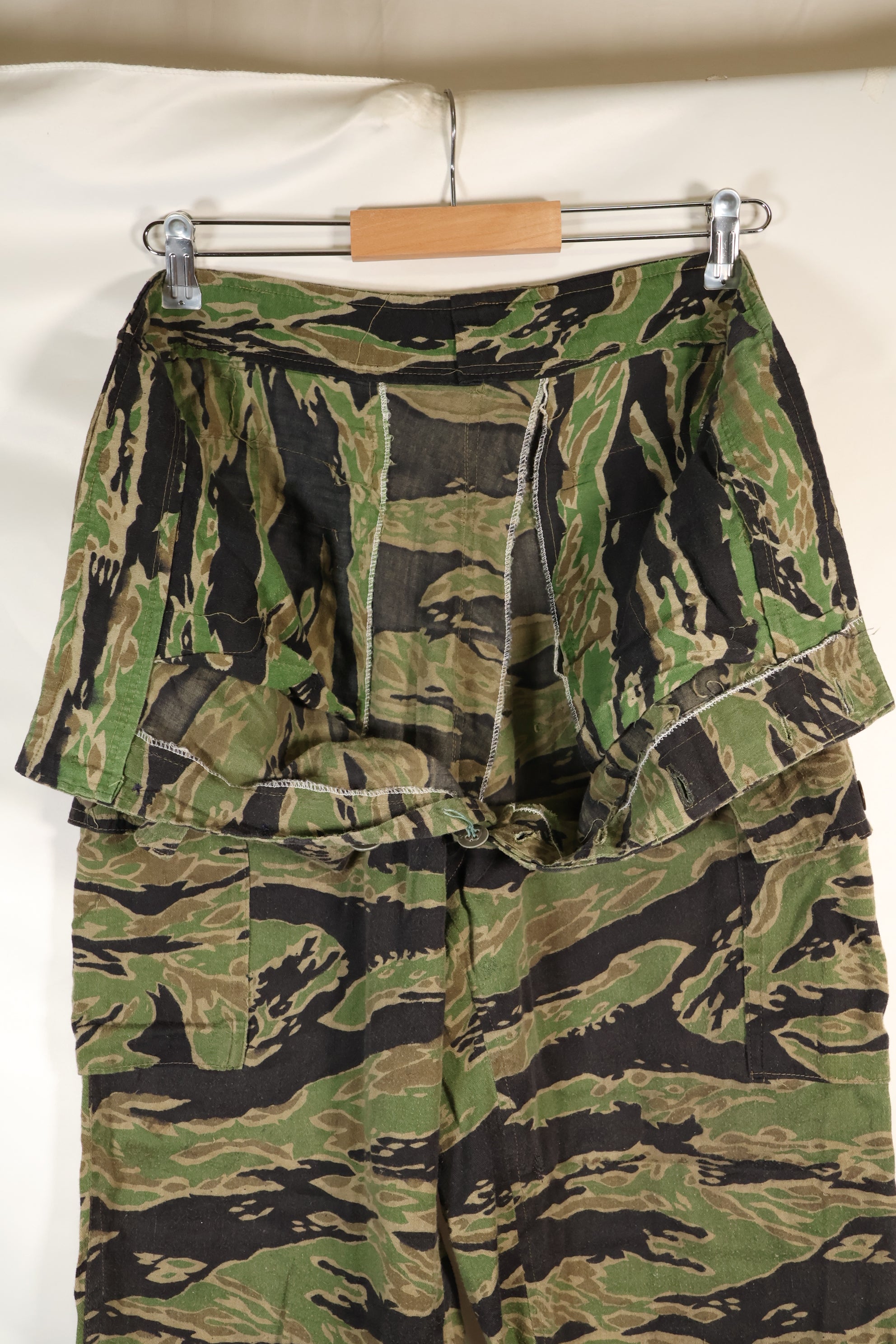 ช่วงปลายทศวรรษ 1960 ถึง 1970 ผลิตโดย Taylor รุ่น Late War ลายเสือ ขนาดใหญ่ กางเกง มือสอง