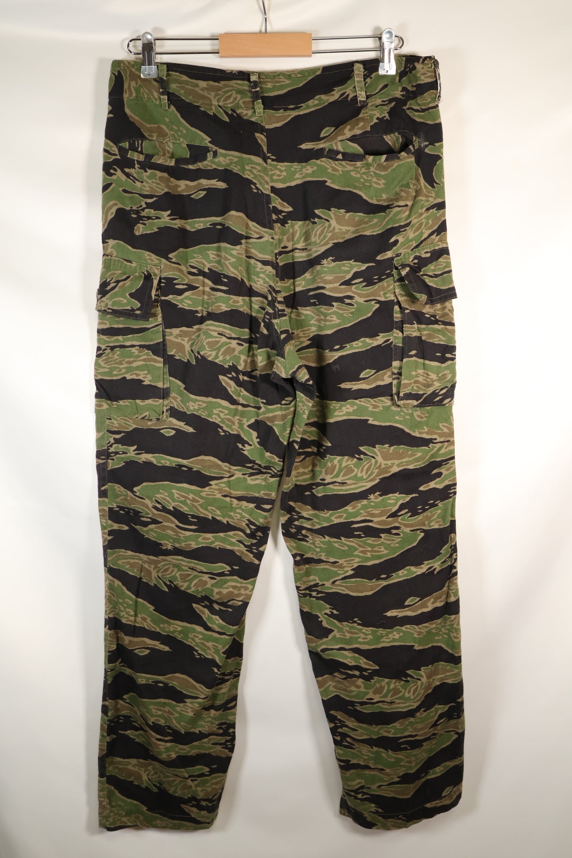 ช่วงปลายทศวรรษ 1960 ถึง 1970 ผลิตโดย Taylor รุ่น Late War ลายเสือ ขนาดใหญ่ กางเกง มือสอง