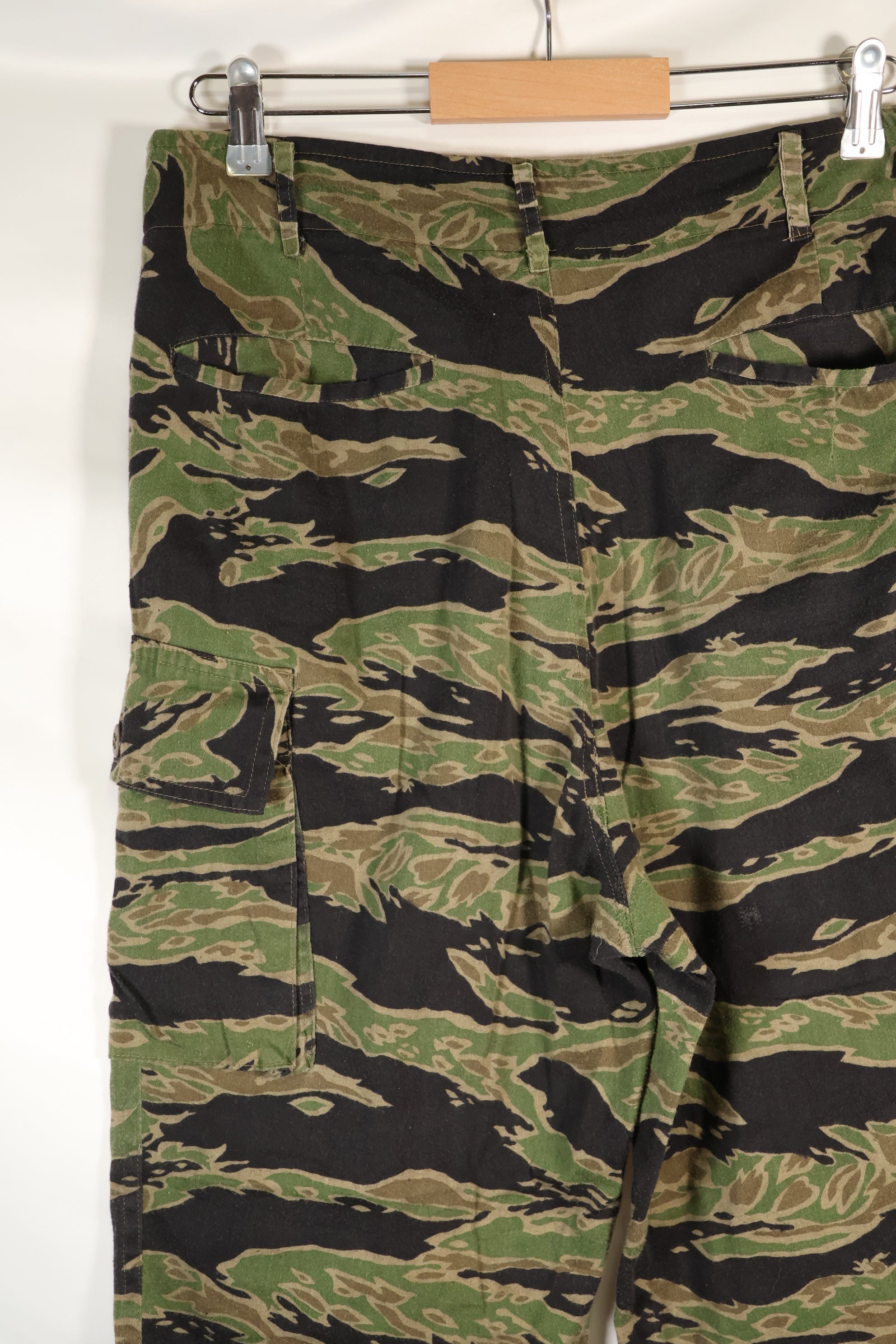 ช่วงปลายทศวรรษ 1960 ถึง 1970 ผลิตโดย Taylor รุ่น Late War ลายเสือ ขนาดใหญ่ กางเกง มือสอง