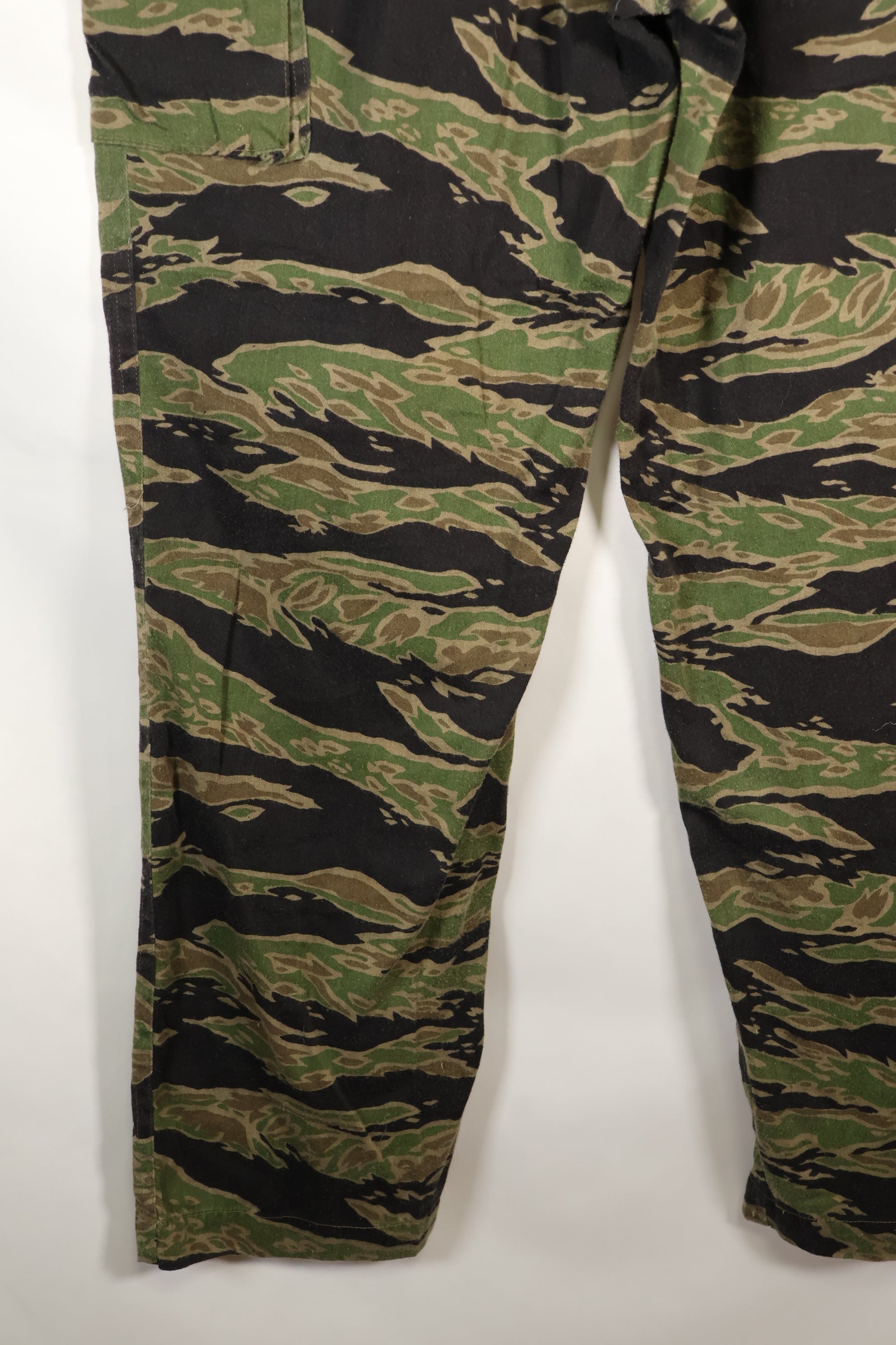 ช่วงปลายทศวรรษ 1960 ถึง 1970 ผลิตโดย Taylor รุ่น Late War ลายเสือ ขนาดใหญ่ กางเกง มือสอง