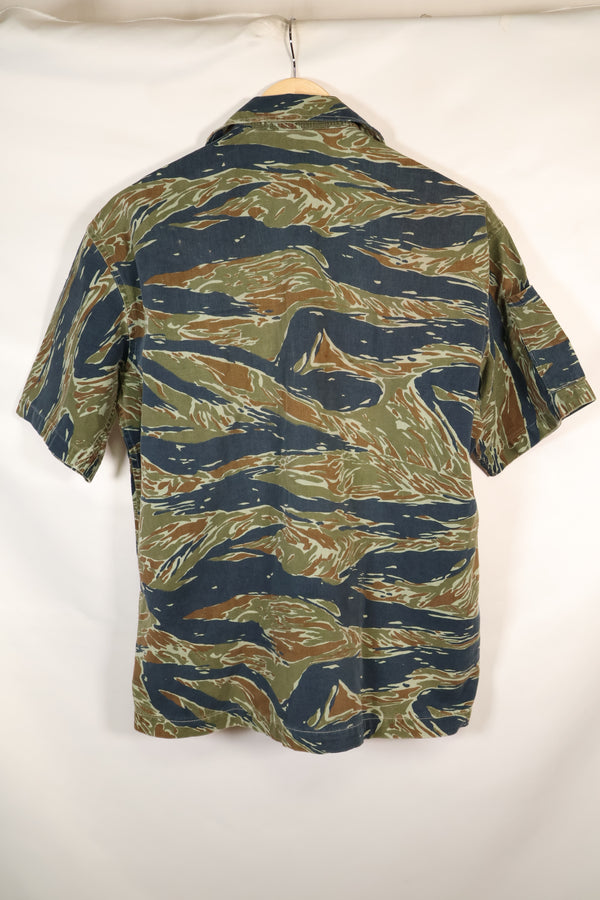 ช่วงกลางทศวรรษ 1970 ผลิตในประเทศไทย เสื้อแขนสั้นครึ่งตัวลายเสือ สีเงิน เสื้อลายเสือ สภาพมือสอง