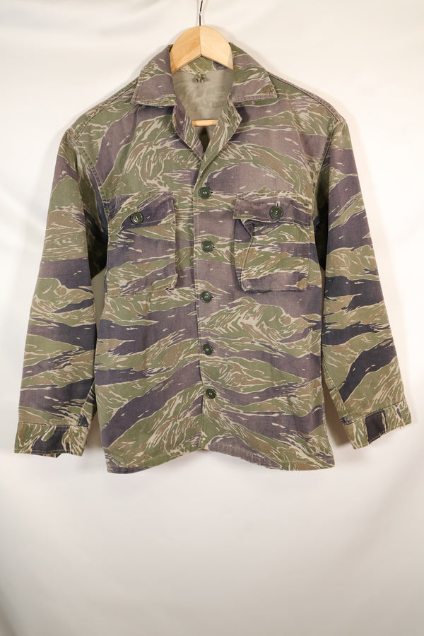 ช่วงกลางทศวรรษ 1960 ผลิตในญี่ปุ่น เสื้อเชิ้ต Silver Tiger แบบ Asian Cut สีซีดมาก ลายเสือ สภาพมือสอง