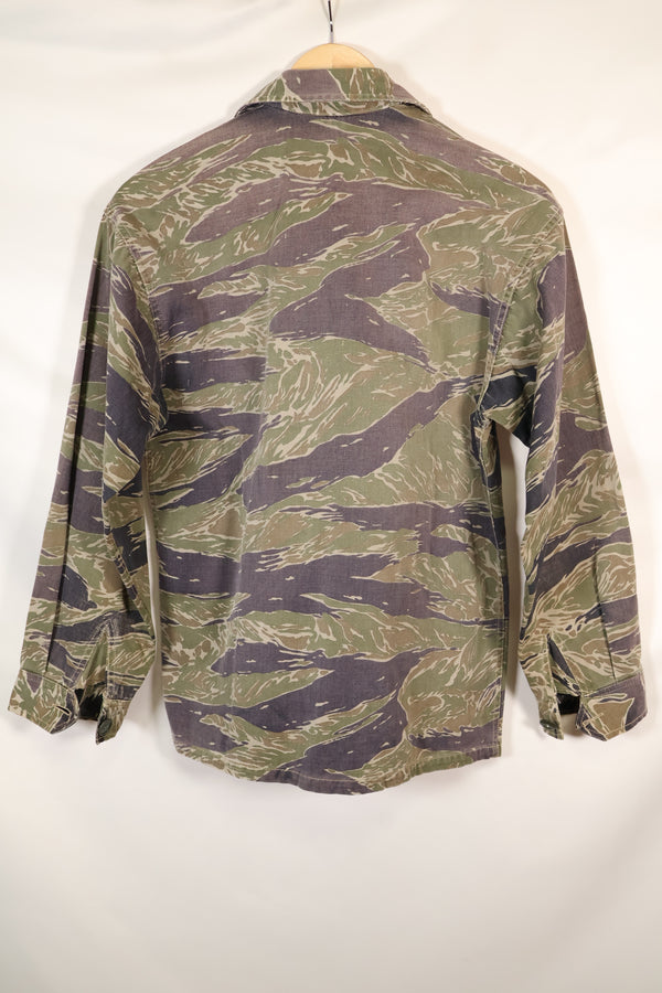 ช่วงกลางทศวรรษ 1960 ผลิตในญี่ปุ่น เสื้อเชิ้ต Silver Tiger แบบ Asian Cut สีซีดมาก ลายเสือ สภาพมือสอง