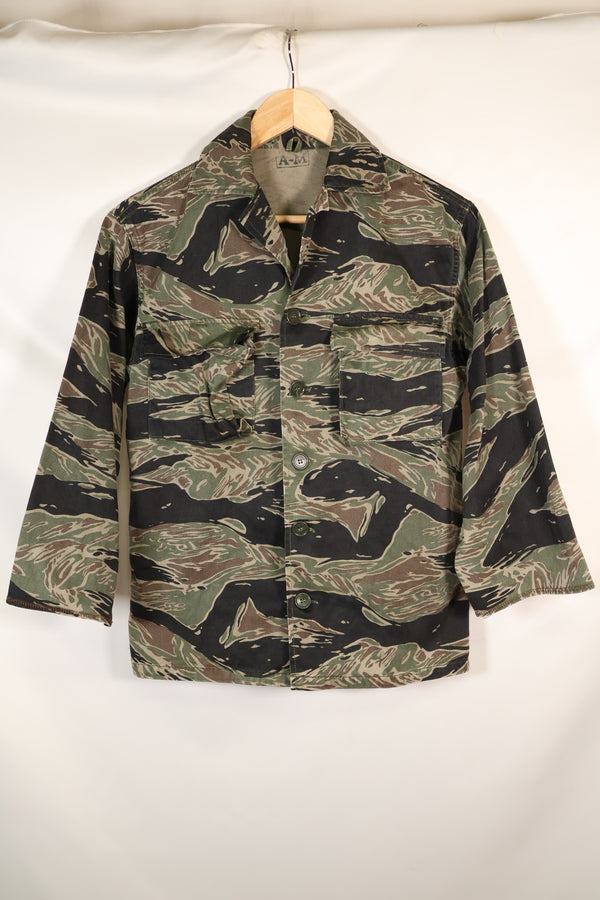 ทศวรรษ 1960 ผลิตในญี่ปุ่น เสื้อเชิ้ต Asian Cut ลายเสือ สีเงินมือสอง ไม่มีกระดุมข้อมือ