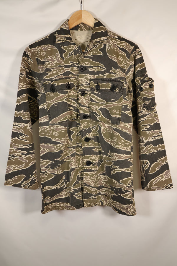 ช่วงต้นทศวรรษ 1970 ลายเสือแบบสงครามปลายยุค เสื้อผ้าฝ้ายหนา มีสีซีด สินค้ามือสอง