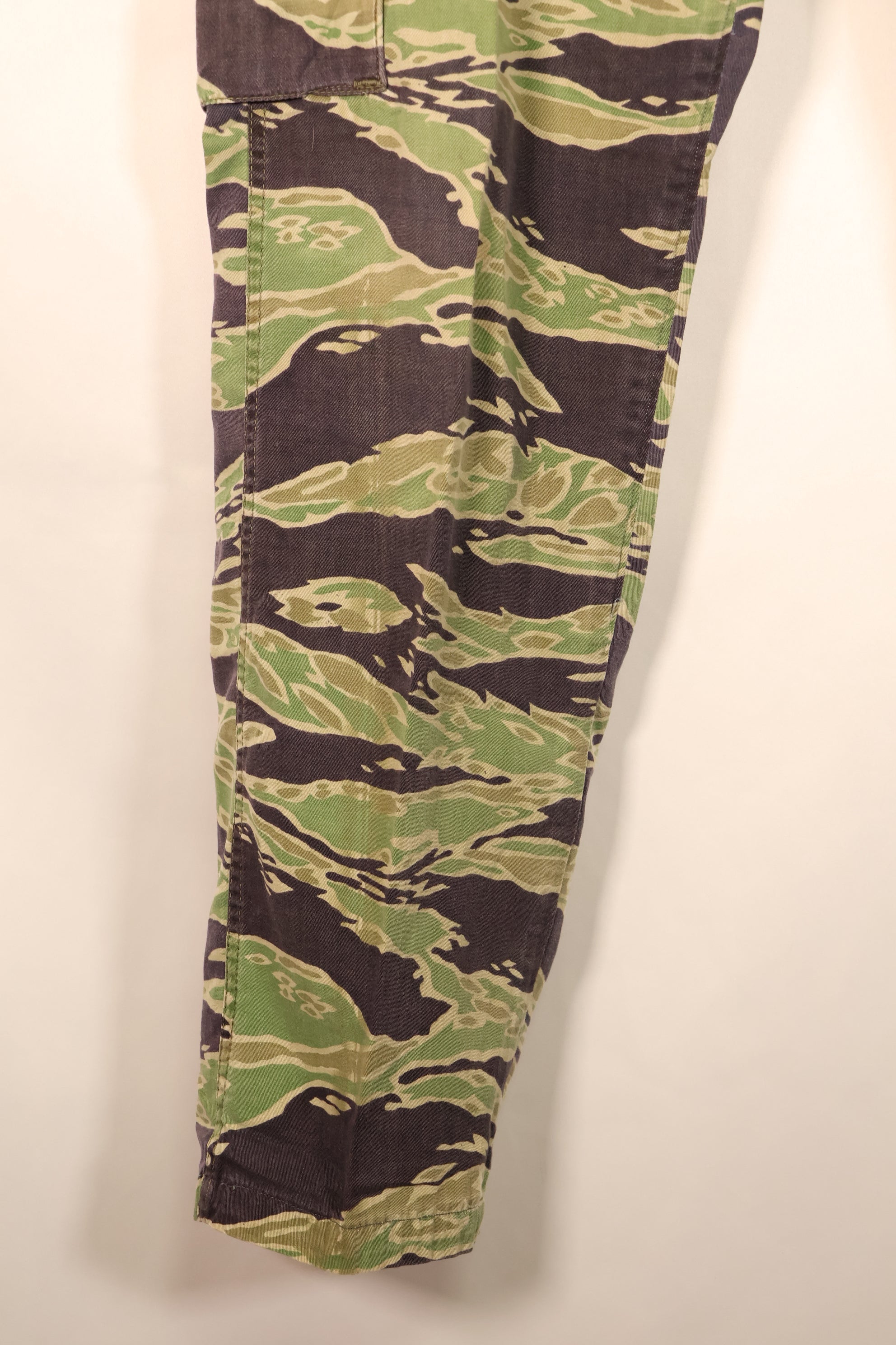 ปลายทศวรรษ 1960, A-M, แบบน้ำหนักเบาช่วงปลายสงคราม, แบบตัดตามสไตล์เอเชีย, กางเกงลายเสือ, สีซีด