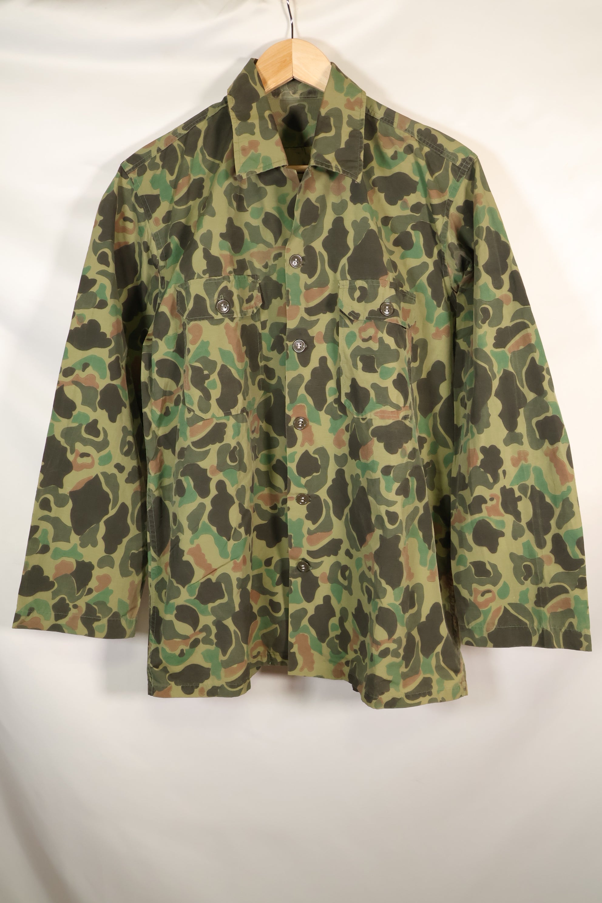 ประมาณทศวรรษ 1970 กองทัพเกาหลี เสื้อเชิ้ตลายพรางฟร็อกสกิน ผลิตในท้องถิ่น วัสดุไนลอน สินค้ามือสอง