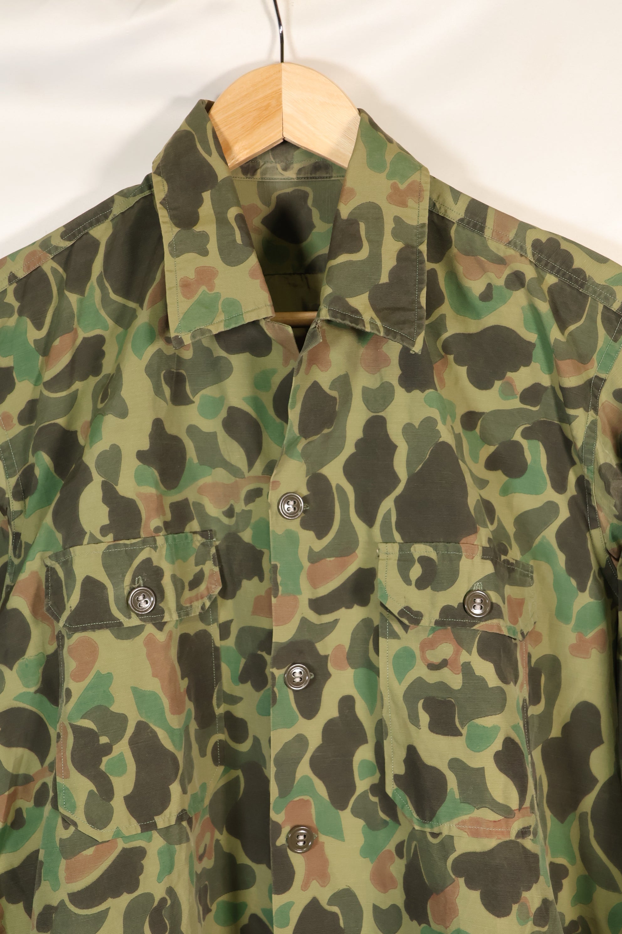 ประมาณทศวรรษ 1970 กองทัพเกาหลี เสื้อเชิ้ตลายพรางฟร็อกสกิน ผลิตในท้องถิ่น วัสดุไนลอน สินค้ามือสอง