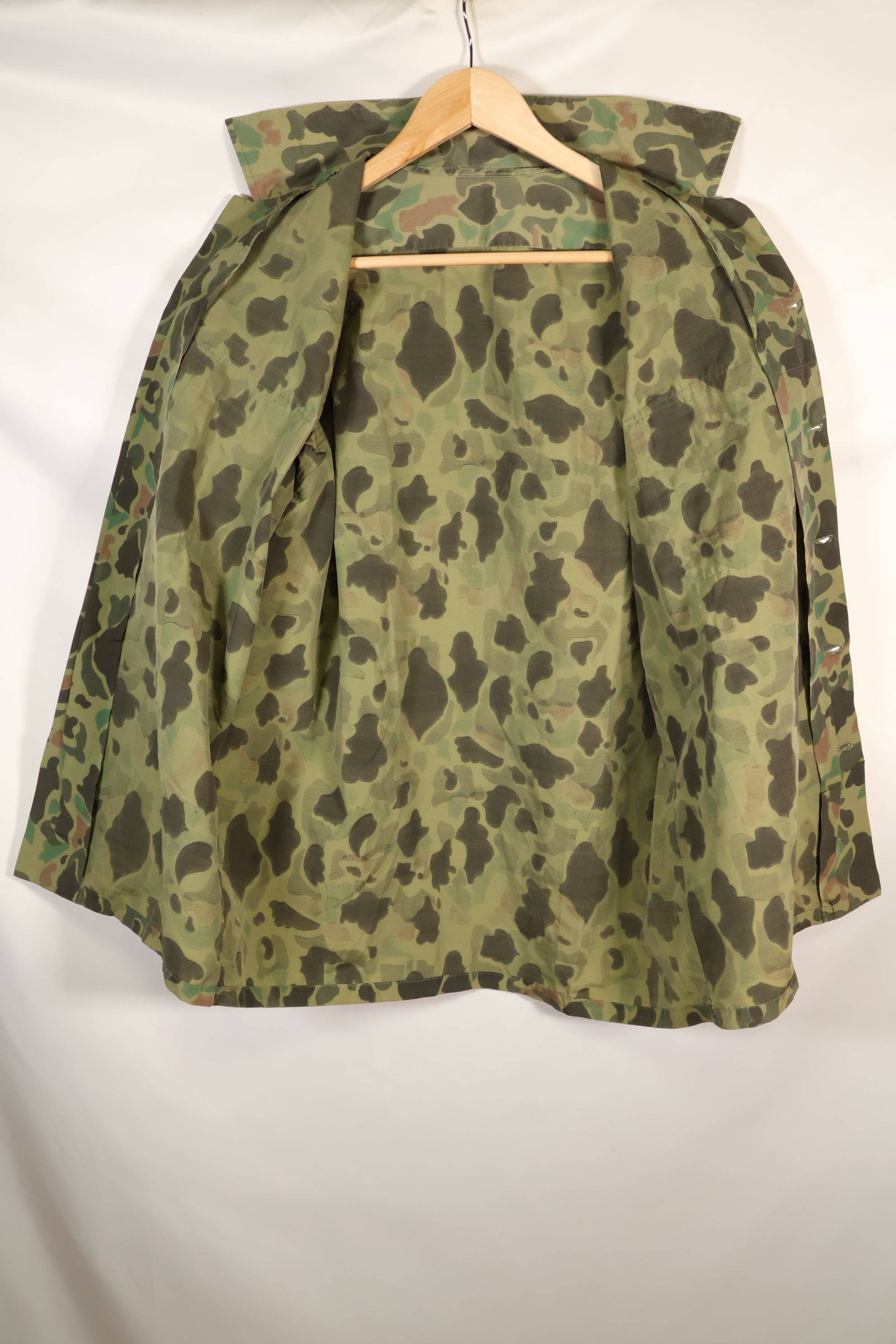 ประมาณทศวรรษ 1970 กองทัพเกาหลี เสื้อเชิ้ตลายพรางฟร็อกสกิน ผลิตในท้องถิ่น วัสดุไนลอน สินค้ามือสอง