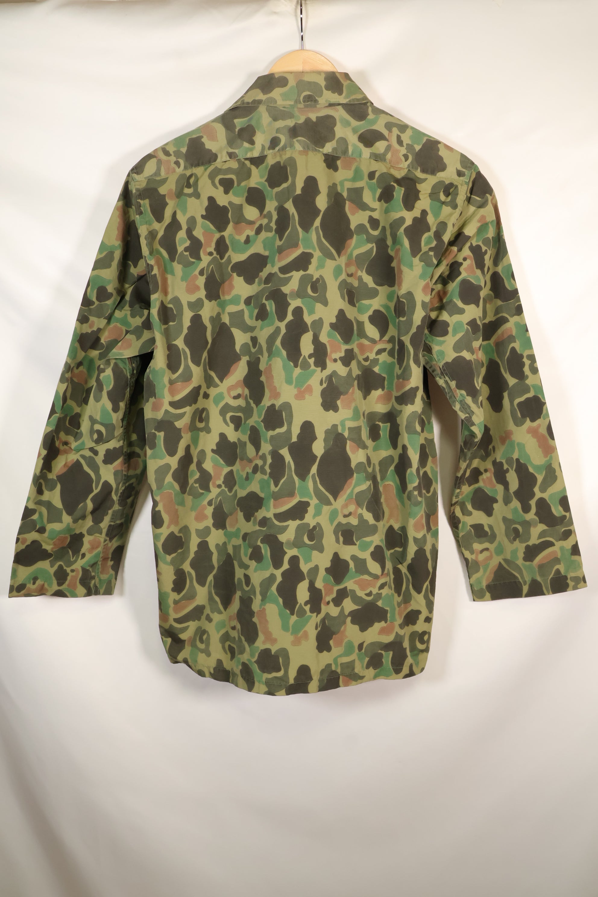 ประมาณทศวรรษ 1970 กองทัพเกาหลี เสื้อเชิ้ตลายพรางฟร็อกสกิน ผลิตในท้องถิ่น วัสดุไนลอน สินค้ามือสอง