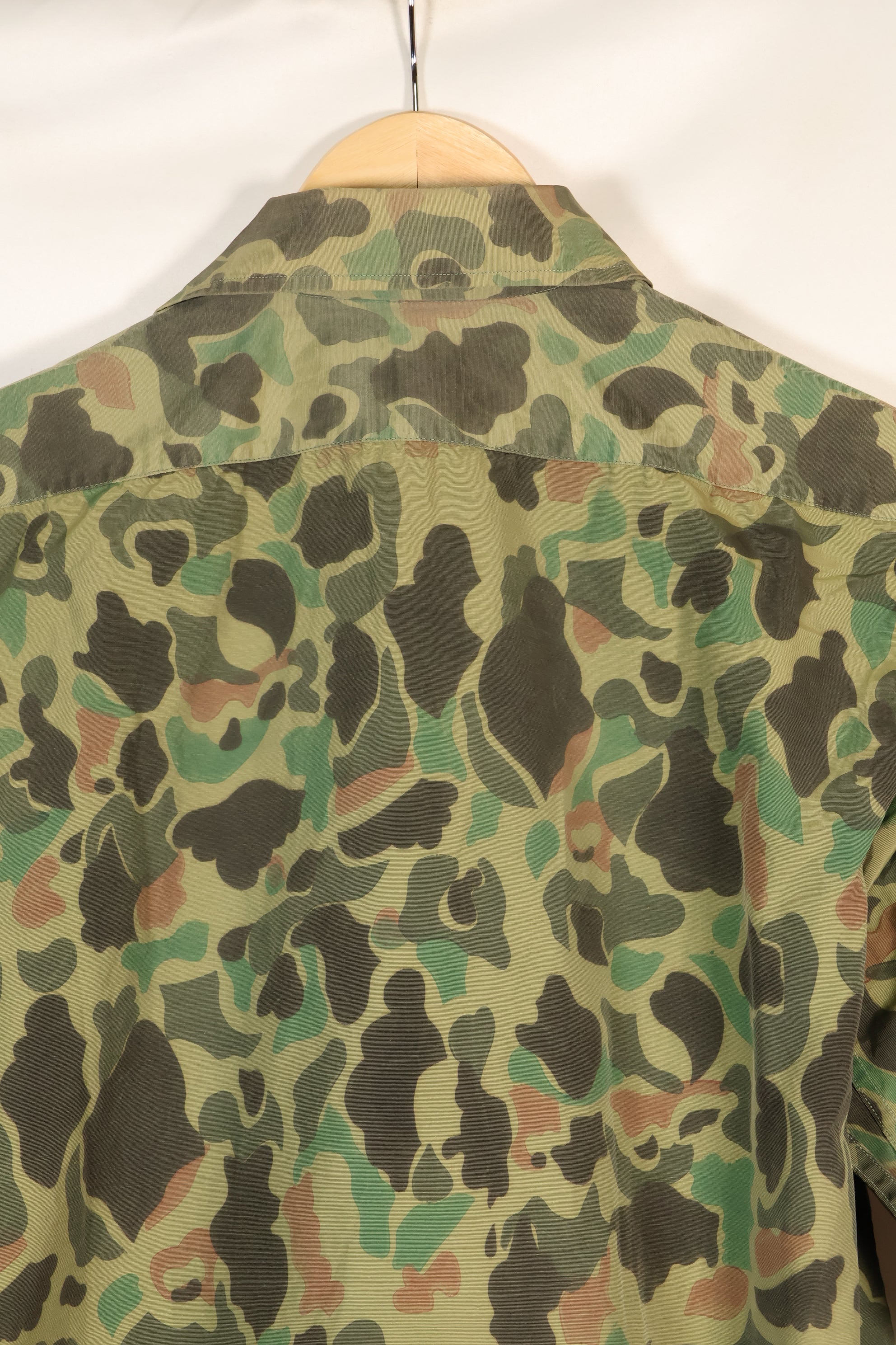 ประมาณทศวรรษ 1970 กองทัพเกาหลี เสื้อเชิ้ตลายพรางฟร็อกสกิน ผลิตในท้องถิ่น วัสดุไนลอน สินค้ามือสอง