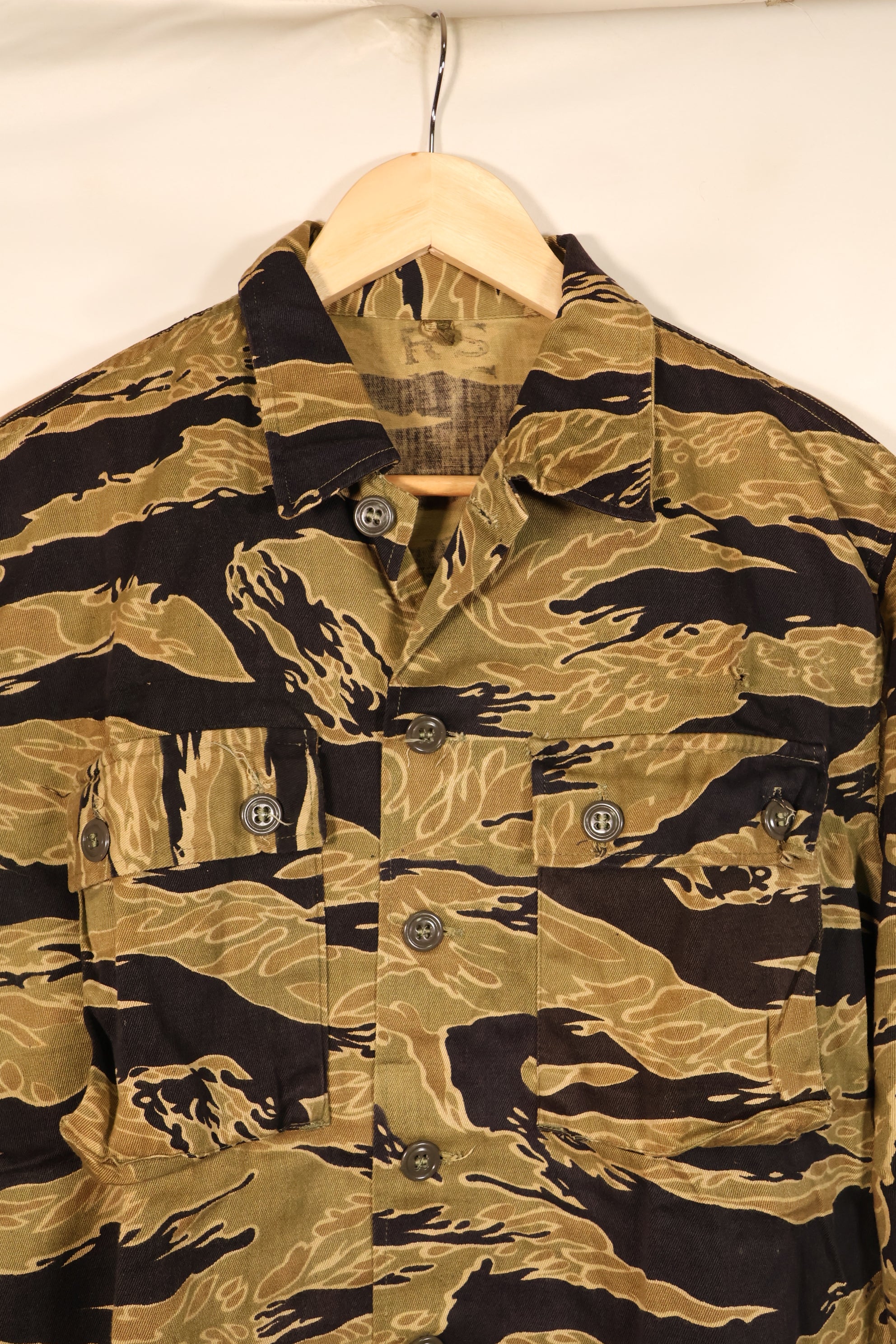 Late 1960s US-S Gold Tiger Pattern US-Cut Tiger Stripe Shirt, Used