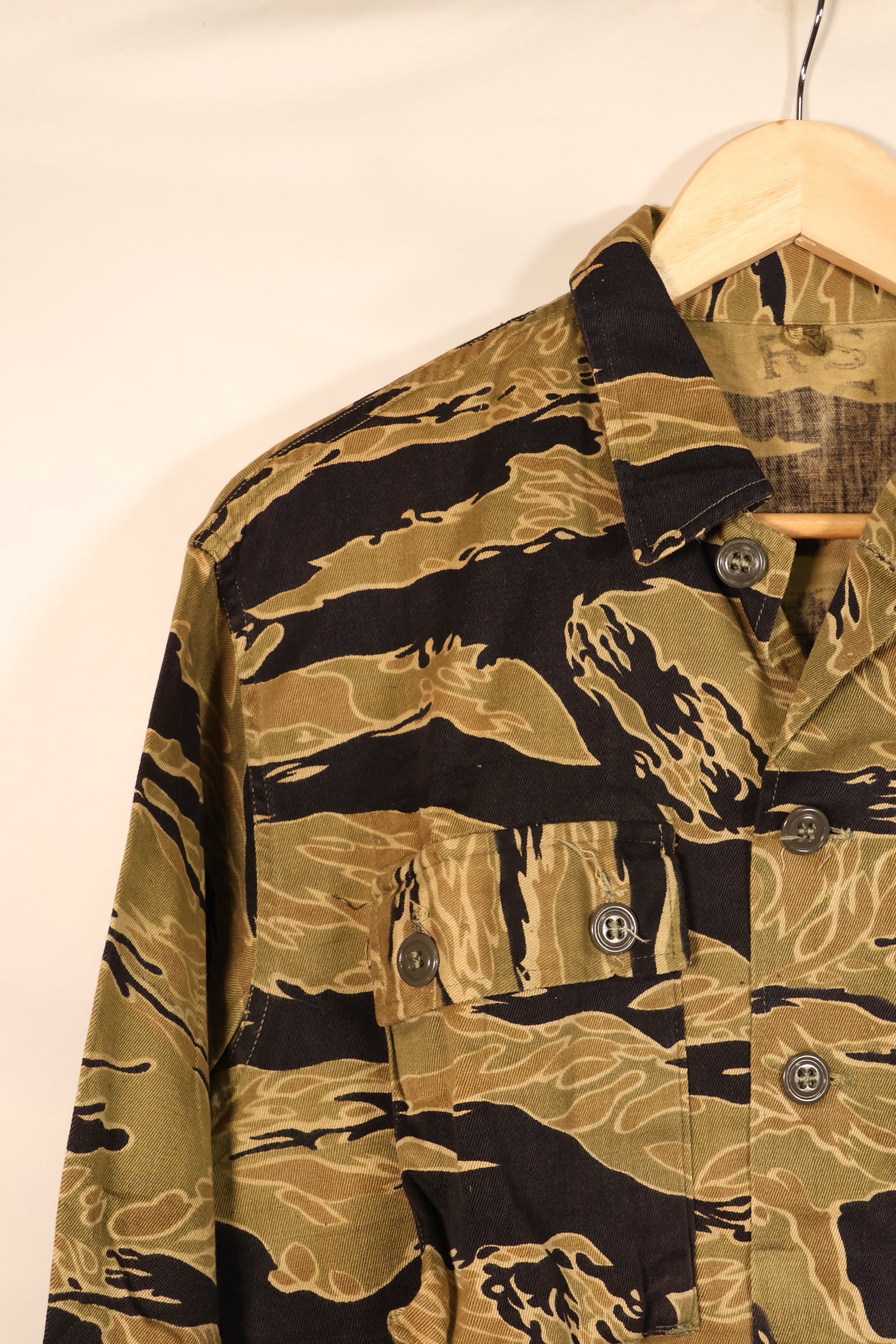 Late 1960s US-S Gold Tiger Pattern US-Cut Tiger Stripe Shirt, Used