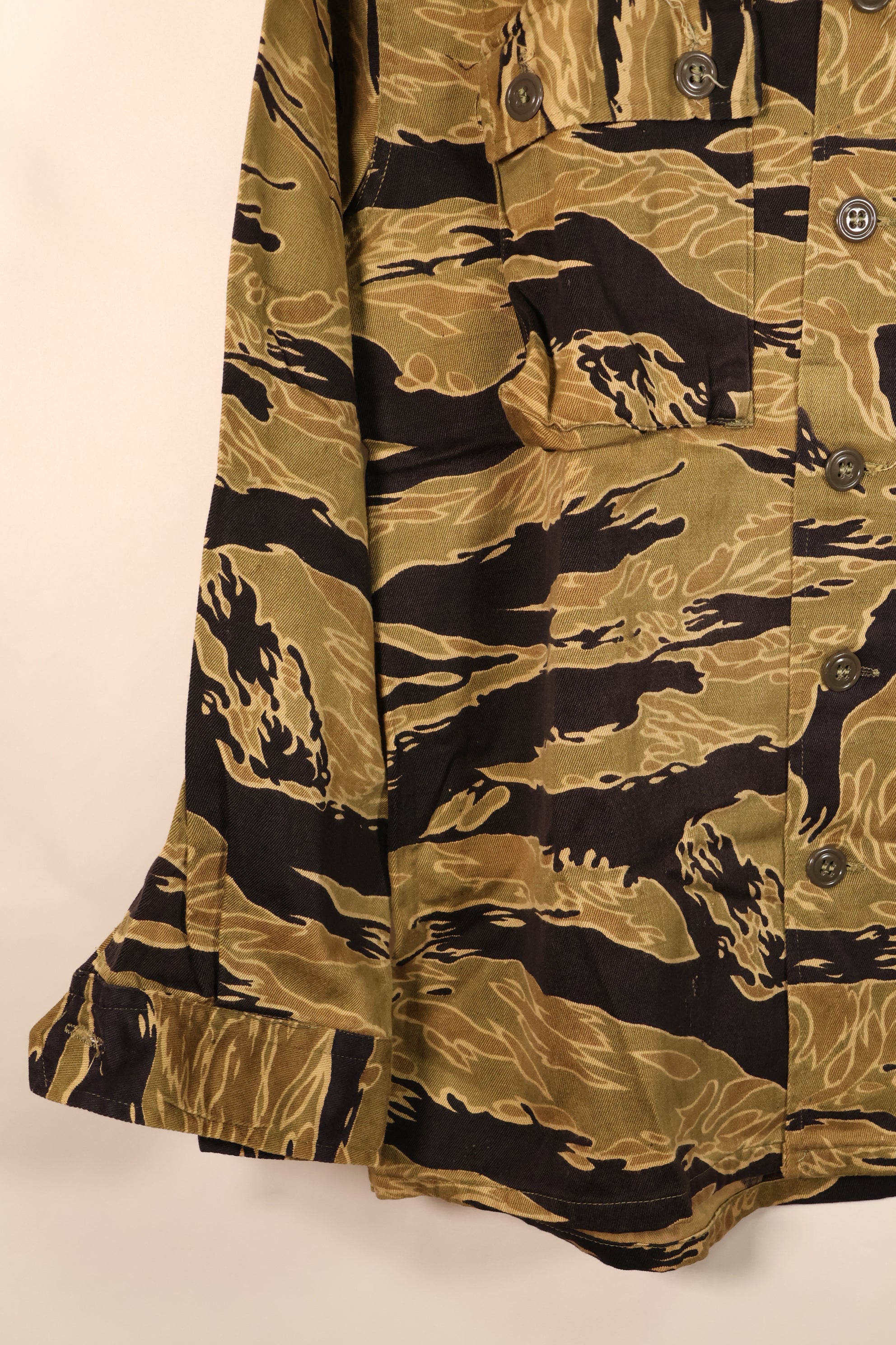 Late 1960s US-S Gold Tiger Pattern US-Cut Tiger Stripe Shirt, Used
