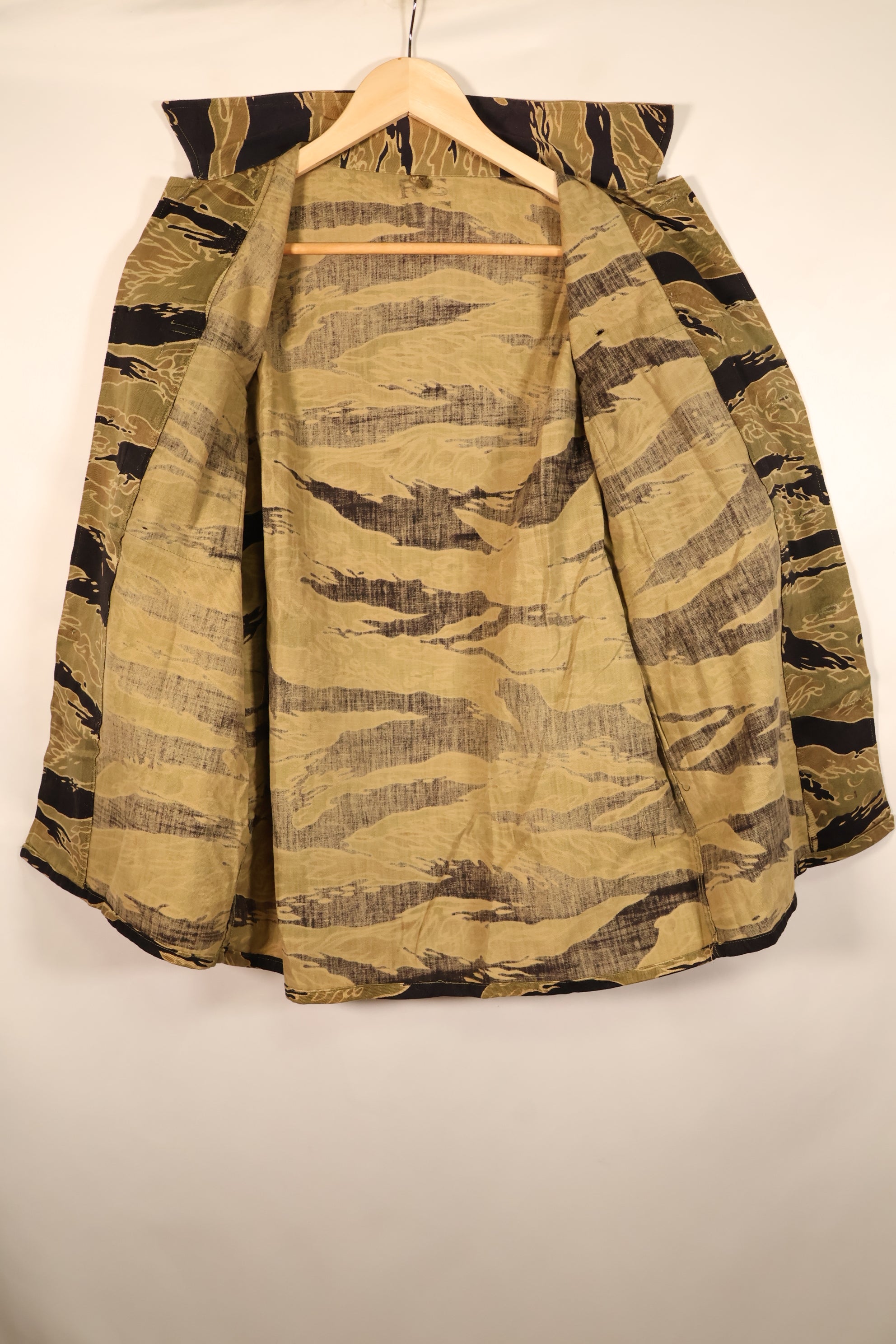 Late 1960s US-S Gold Tiger Pattern US-Cut Tiger Stripe Shirt, Used