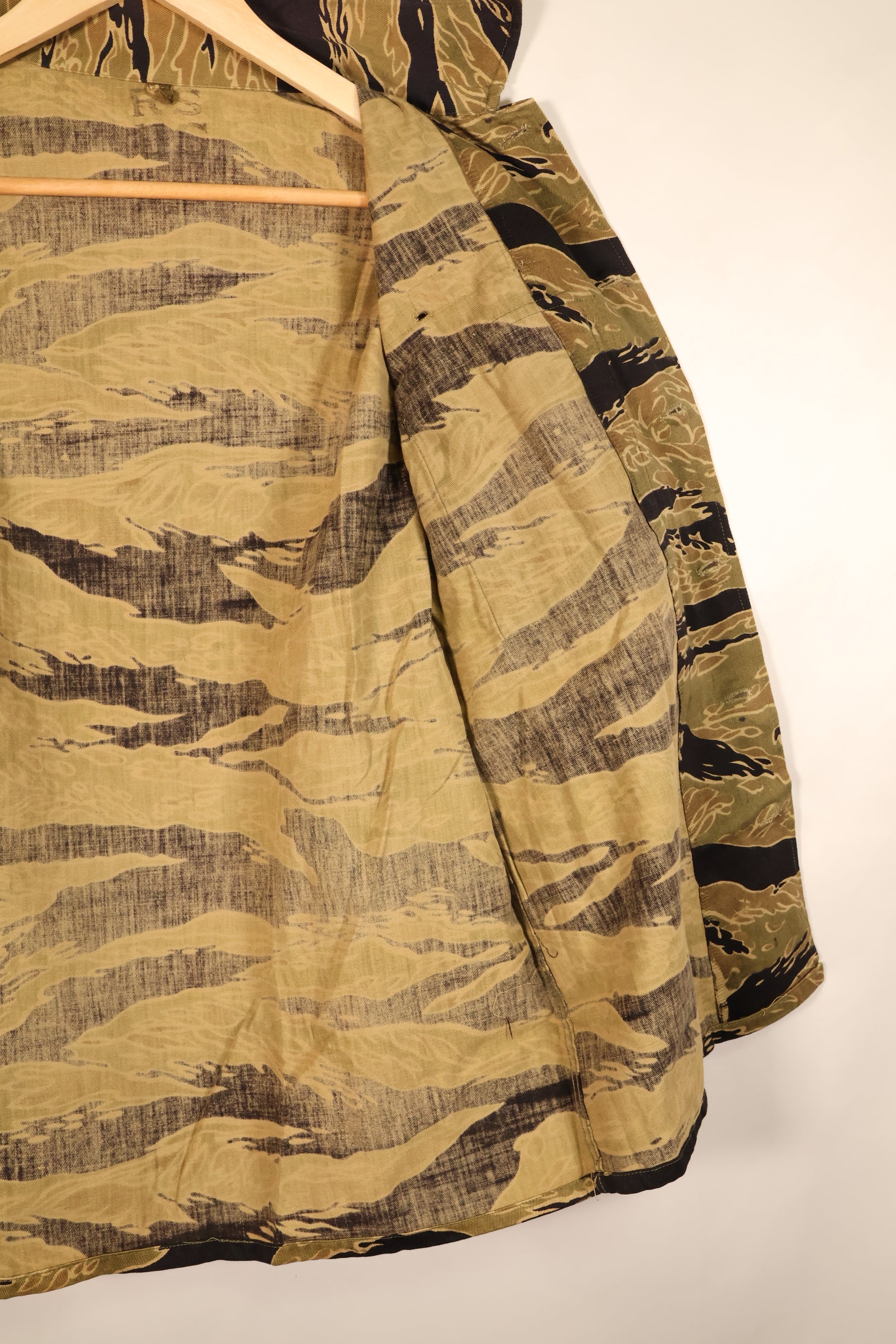 Late 1960s US-S Gold Tiger Pattern US-Cut Tiger Stripe Shirt, Used