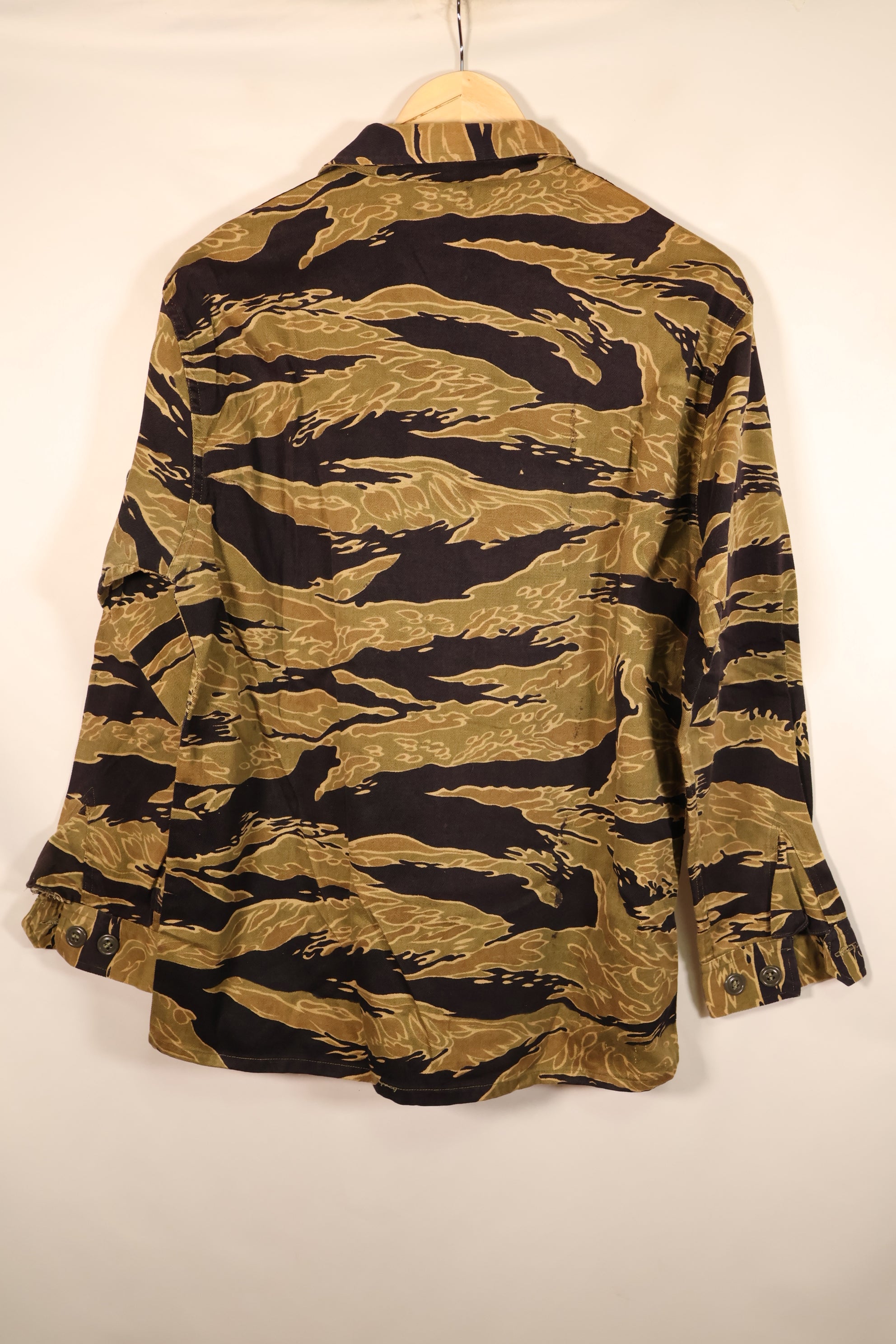 Late 1960s US-S Gold Tiger Pattern US-Cut Tiger Stripe Shirt, Used