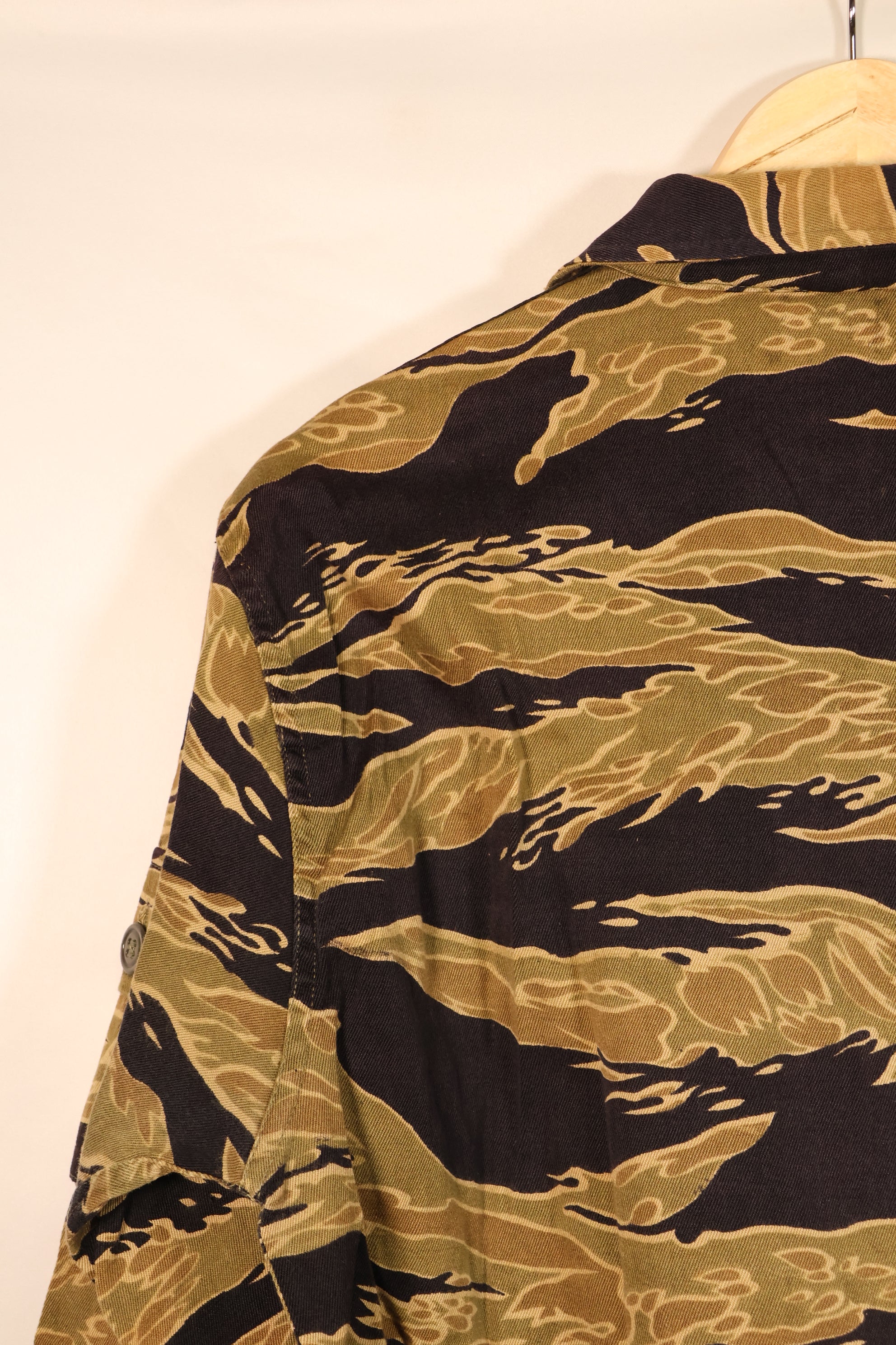 Late 1960s US-S Gold Tiger Pattern US-Cut Tiger Stripe Shirt, Used