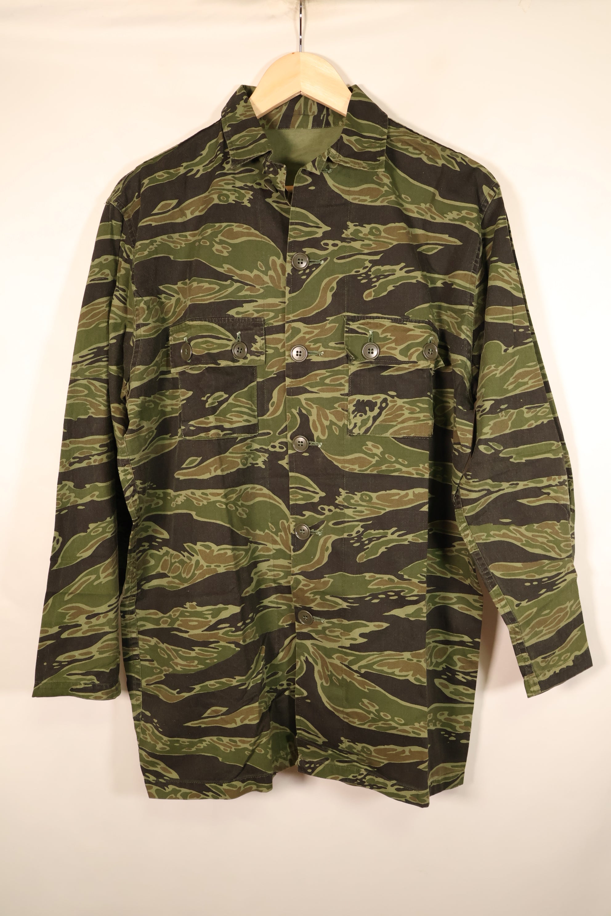 ปลายทศวรรษ 1960, ขนาด M, แบบ Lightweight ช่วงปลายสงคราม, สีเข้ม, เสื้อลายเสือ, มือสอง