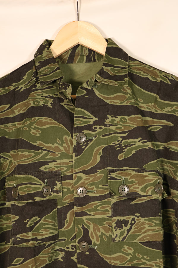 ปลายทศวรรษ 1960, ขนาด M, แบบ Lightweight ช่วงปลายสงคราม, สีเข้ม, เสื้อลายเสือ, มือสอง