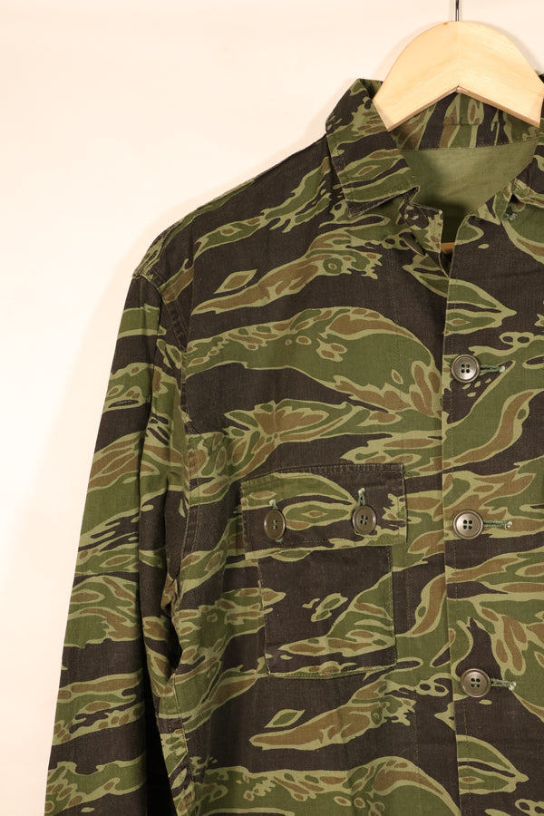 ปลายทศวรรษ 1960, ขนาด M, แบบ Lightweight ช่วงปลายสงคราม, สีเข้ม, เสื้อลายเสือ, มือสอง