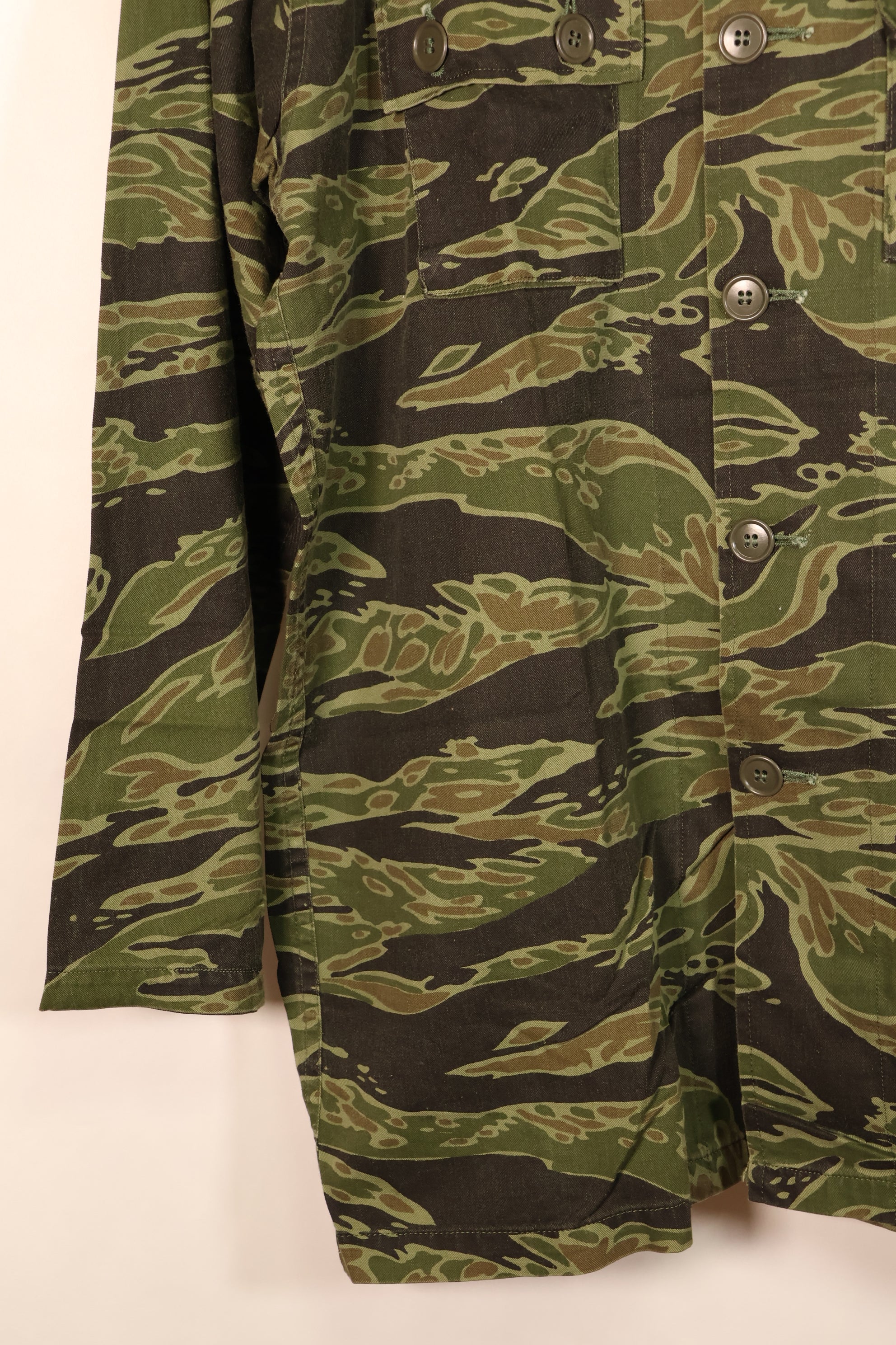 ปลายทศวรรษ 1960, ขนาด M, แบบ Lightweight ช่วงปลายสงคราม, สีเข้ม, เสื้อลายเสือ, มือสอง