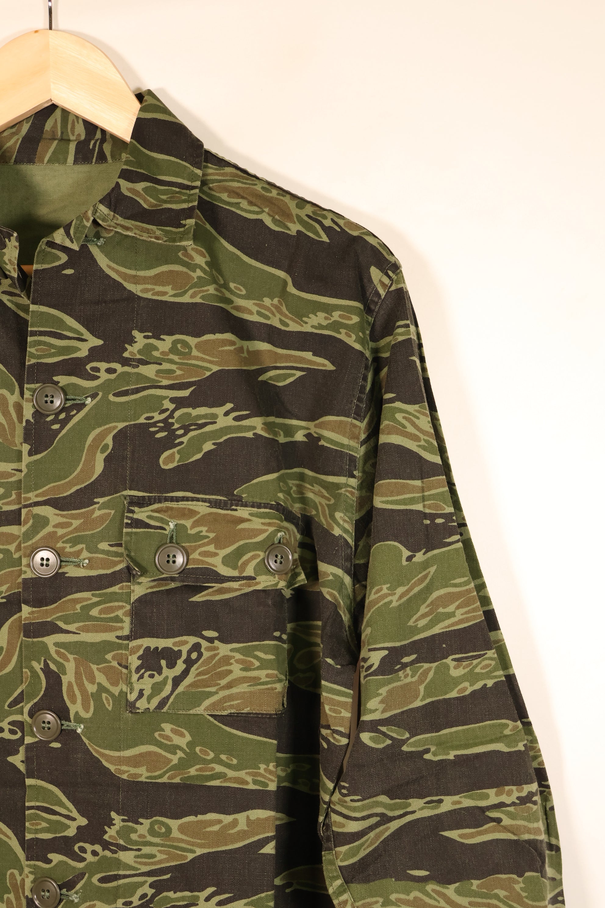 ปลายทศวรรษ 1960, ขนาด M, แบบ Lightweight ช่วงปลายสงคราม, สีเข้ม, เสื้อลายเสือ, มือสอง