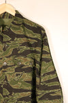 ปลายทศวรรษ 1960, ขนาด M, แบบ Lightweight ช่วงปลายสงคราม, สีเข้ม, เสื้อลายเสือ, มือสอง