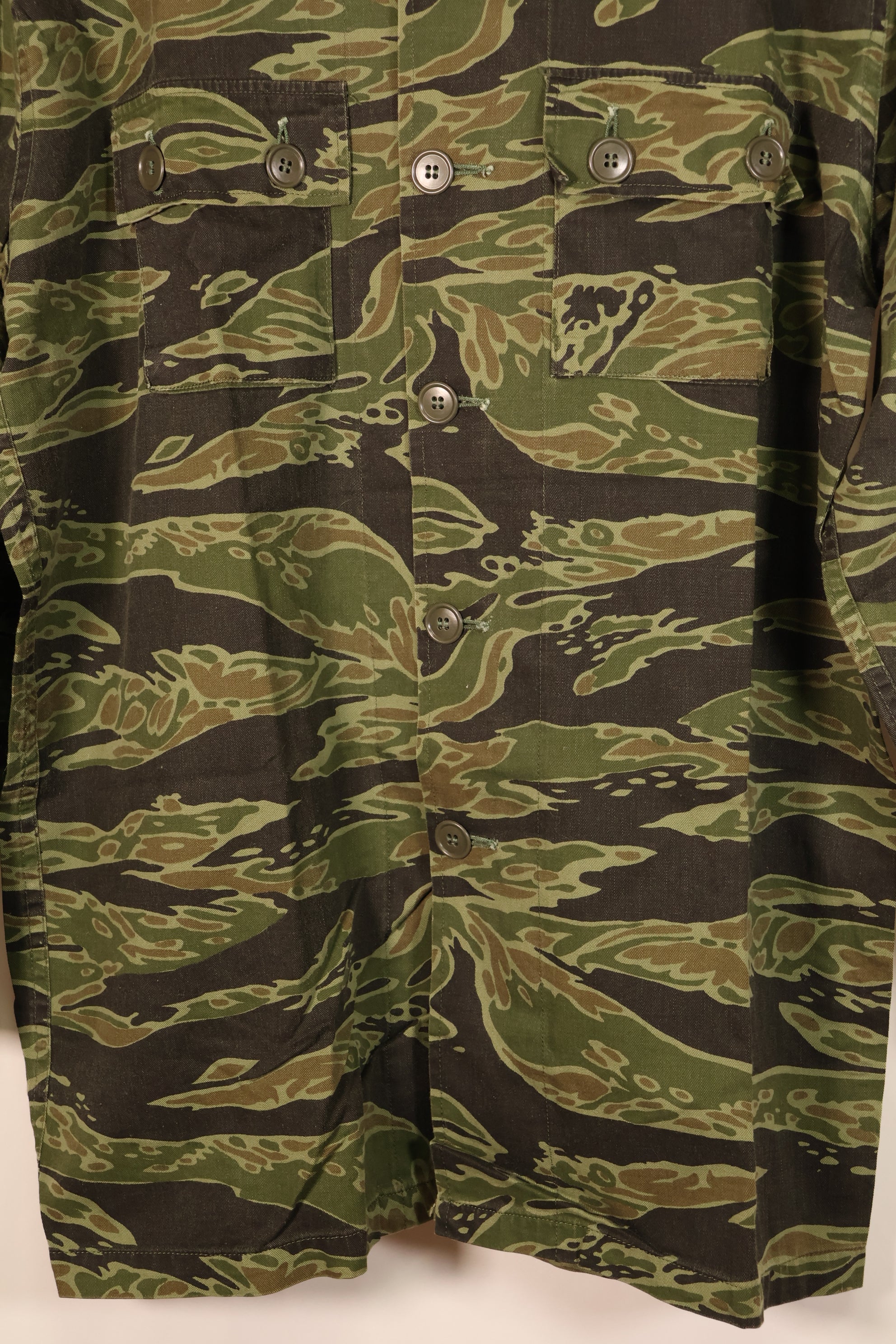 ปลายทศวรรษ 1960, ขนาด M, แบบ Lightweight ช่วงปลายสงคราม, สีเข้ม, เสื้อลายเสือ, มือสอง