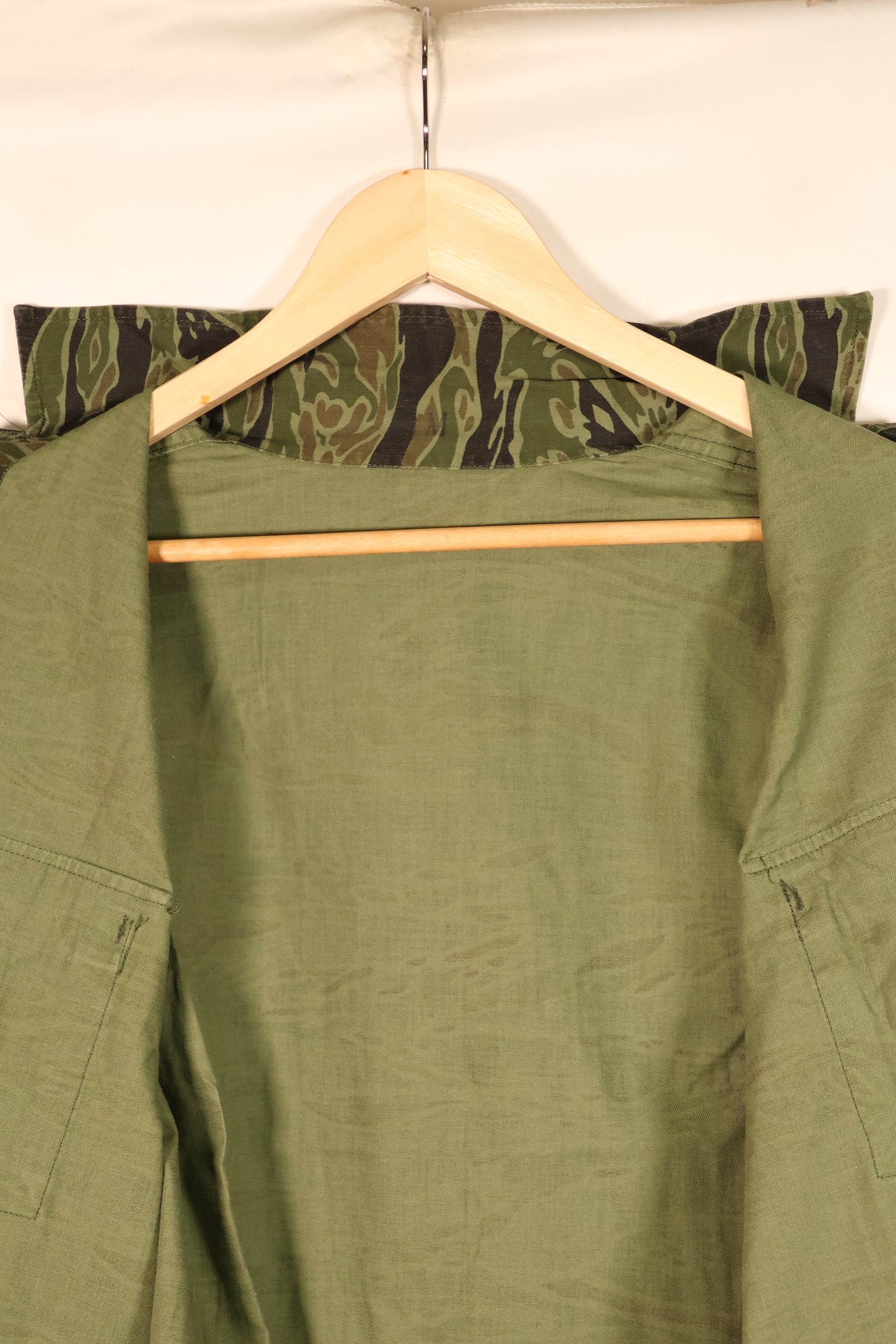 ปลายทศวรรษ 1960, ขนาด M, แบบ Lightweight ช่วงปลายสงคราม, สีเข้ม, เสื้อลายเสือ, มือสอง