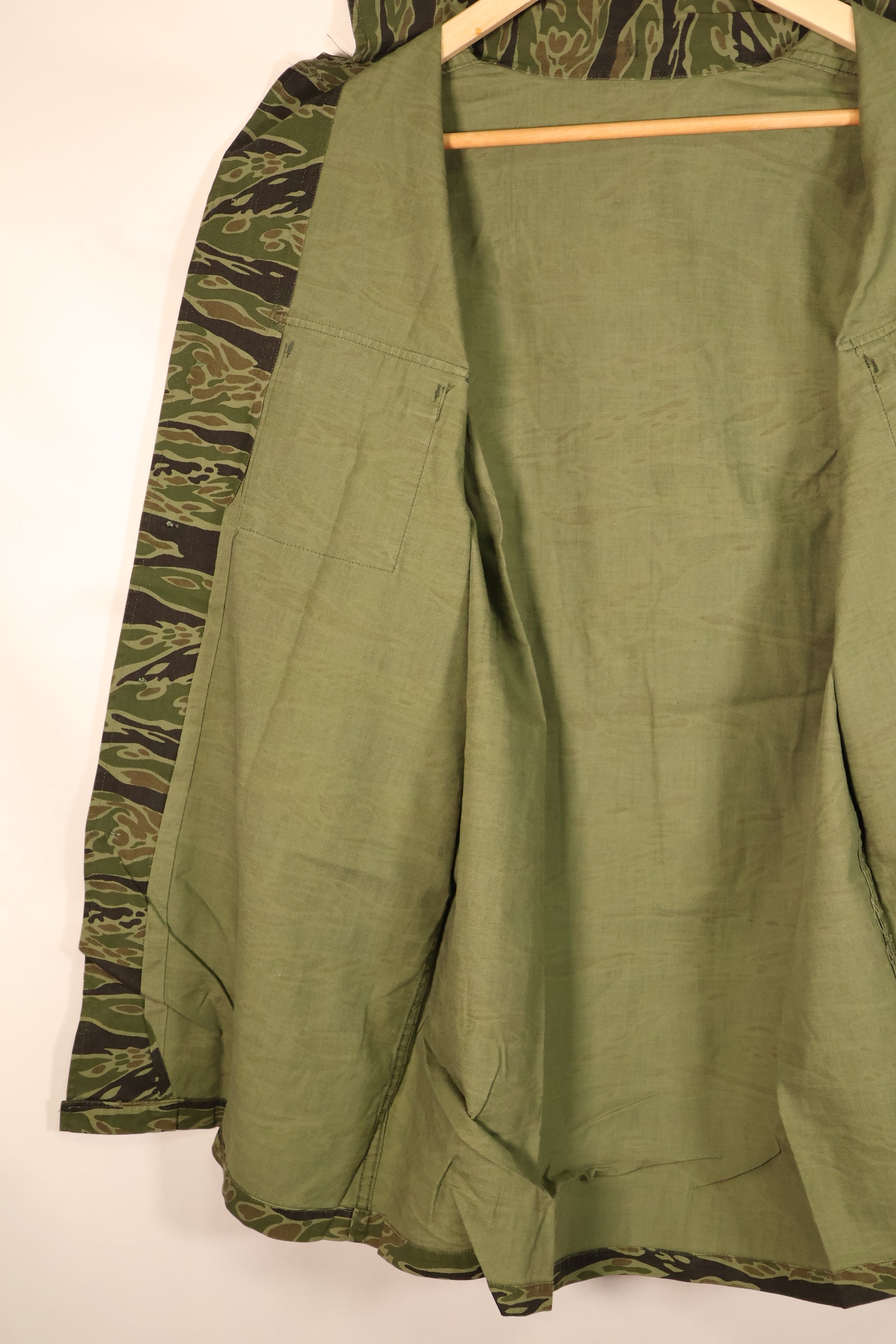 ปลายทศวรรษ 1960, ขนาด M, แบบ Lightweight ช่วงปลายสงคราม, สีเข้ม, เสื้อลายเสือ, มือสอง