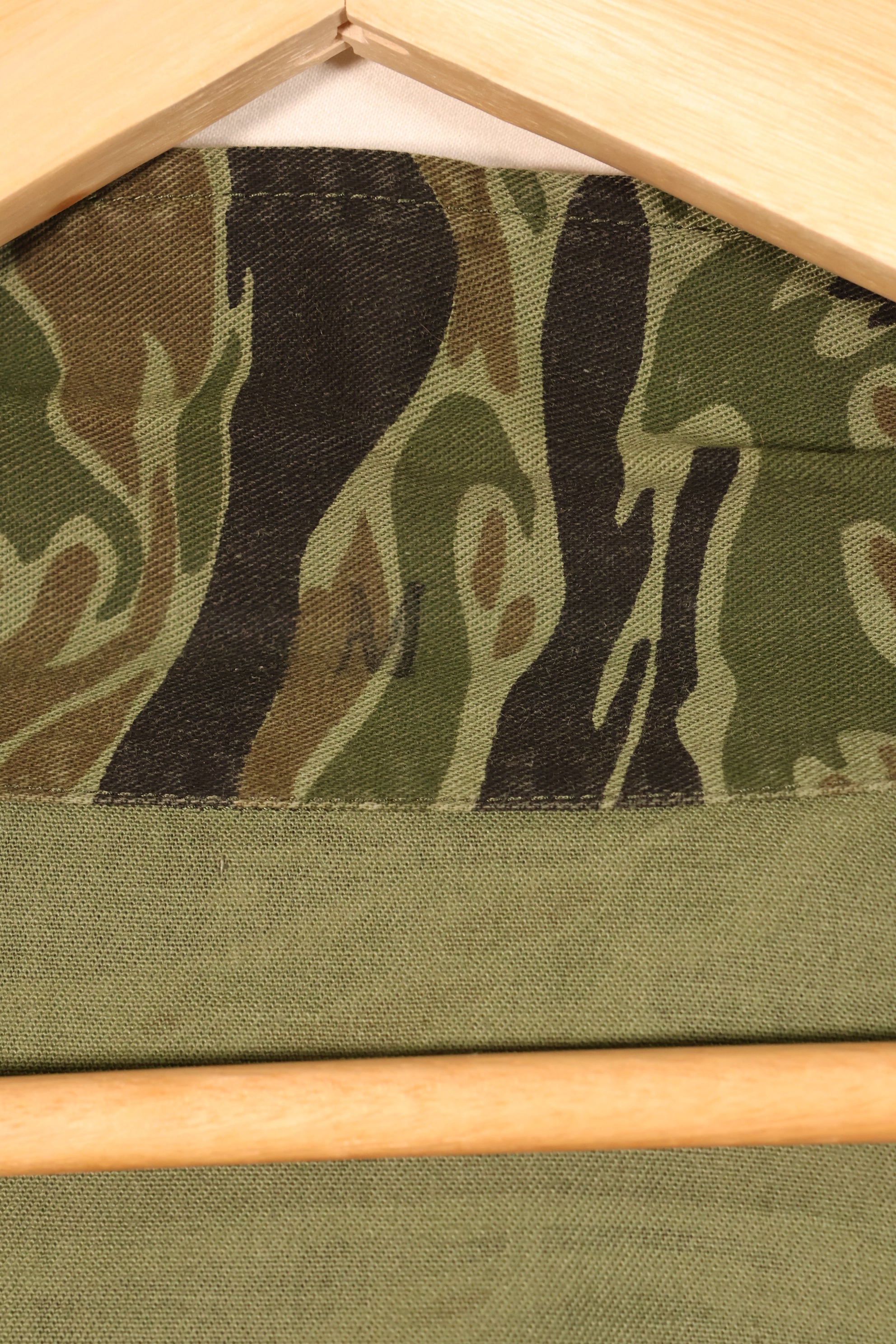 ปลายทศวรรษ 1960, ขนาด M, แบบ Lightweight ช่วงปลายสงคราม, สีเข้ม, เสื้อลายเสือ, มือสอง