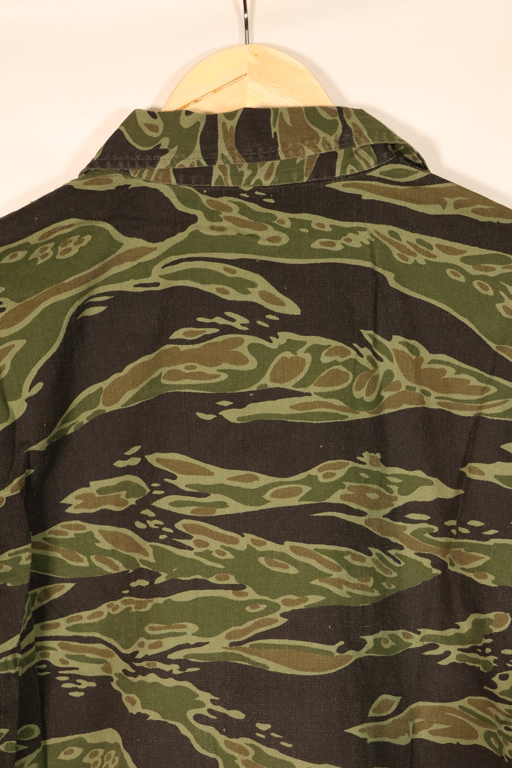 ปลายทศวรรษ 1960, ขนาด M, แบบ Lightweight ช่วงปลายสงคราม, สีเข้ม, เสื้อลายเสือ, มือสอง